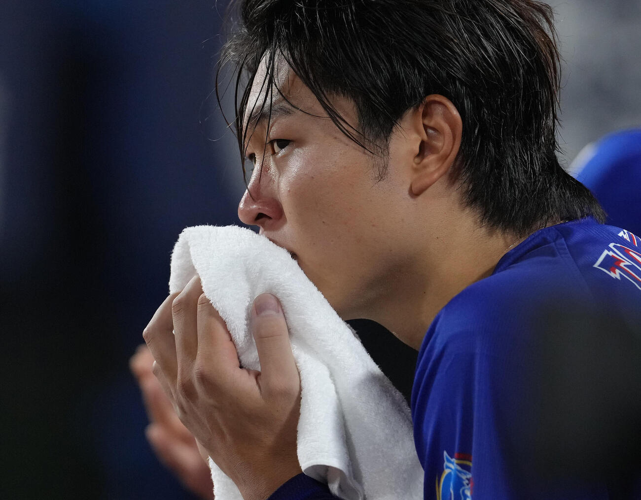 DeNA対中日　8回途中、マウンドを降り悔しがる中日高橋宏斗（撮影・足立雅史）