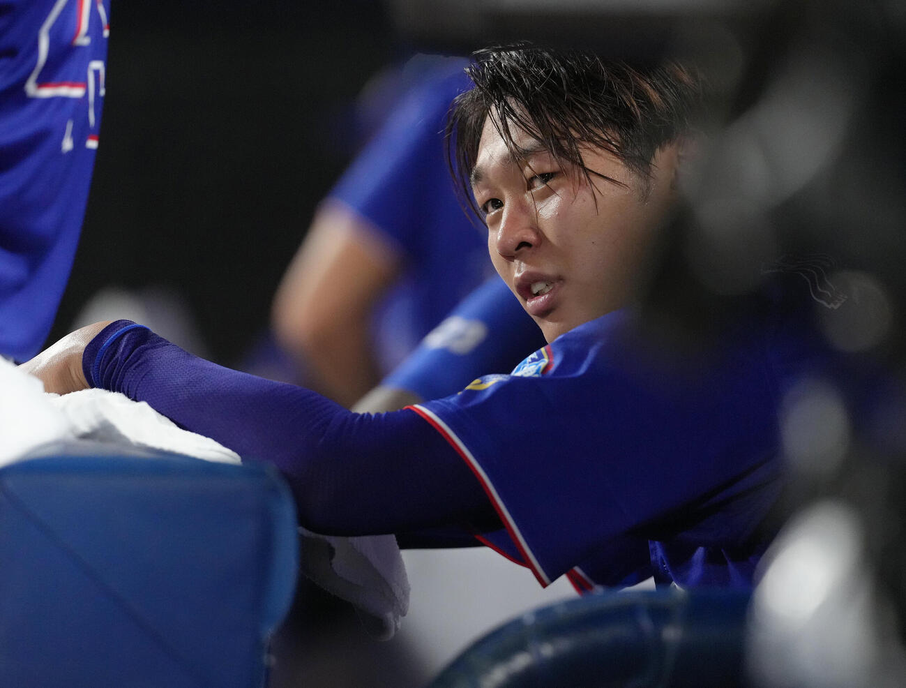 DeNA対中日　8回途中、マウンドを降り悔しがる中日高橋宏斗（撮影・足立雅史）