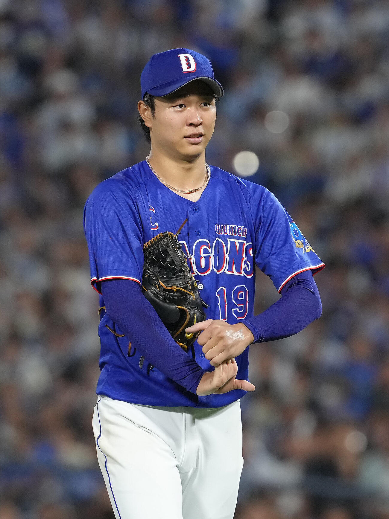 DeNA対中日　8回、治療のためベンチにさがる中日高橋宏斗（撮影・足立雅史）