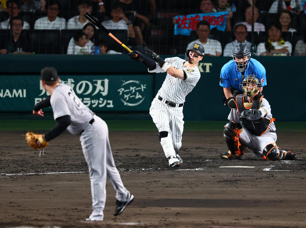 阪神対巨人　3回裏阪神1死一、二塁、佐藤輝明は右前適時打を放つ。投手スペンサー・ハワード（撮影・加藤哉）