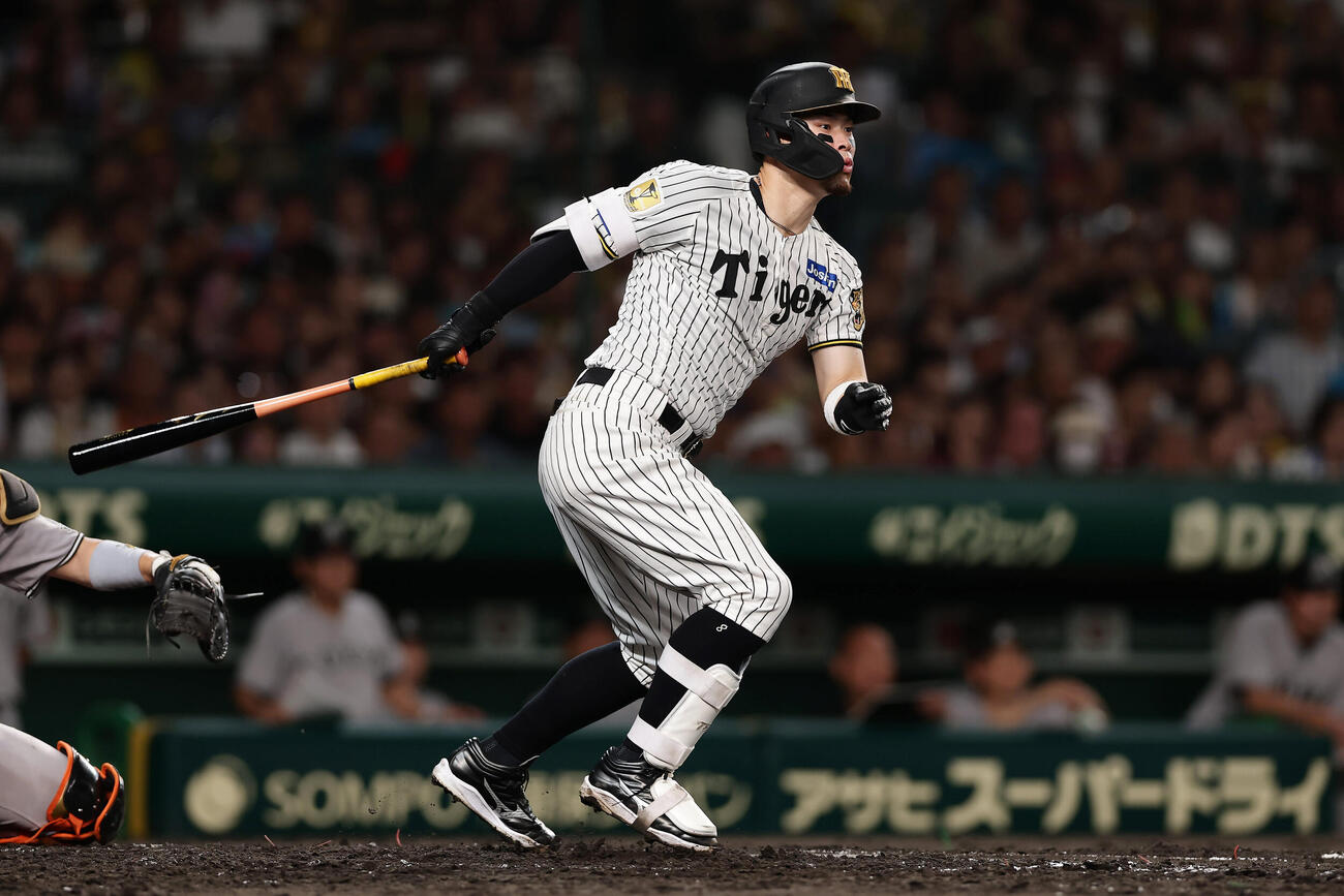 阪神対巨人　3回裏阪神1死一、二塁、右前適時打を放つ佐藤輝明（撮影・前田充）