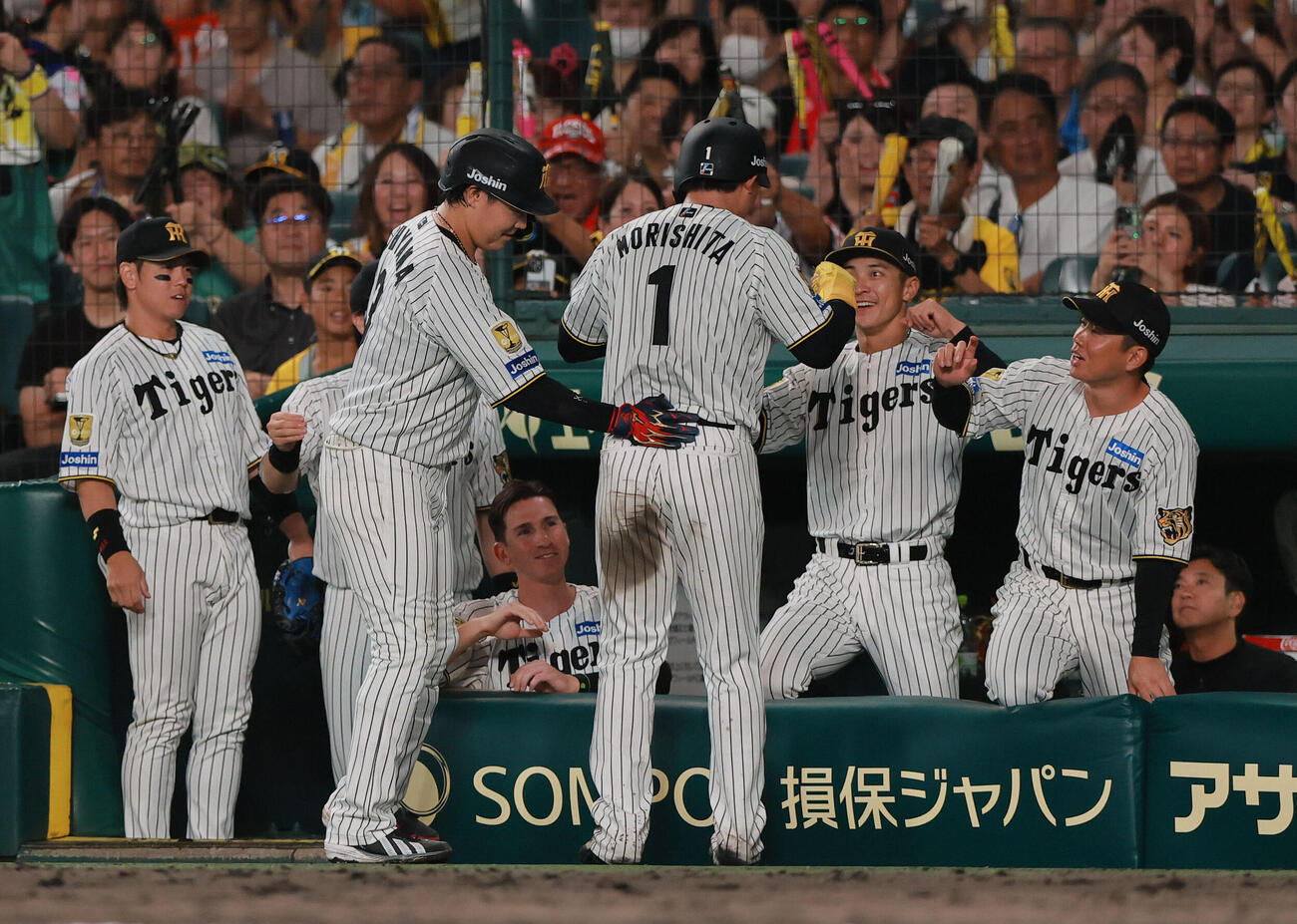 阪神対巨人　5回裏阪神1死三塁、大山悠輔の右犠飛で生還し、祝福を受ける三走森下翔太（手前右）（撮影・上山淳一）
