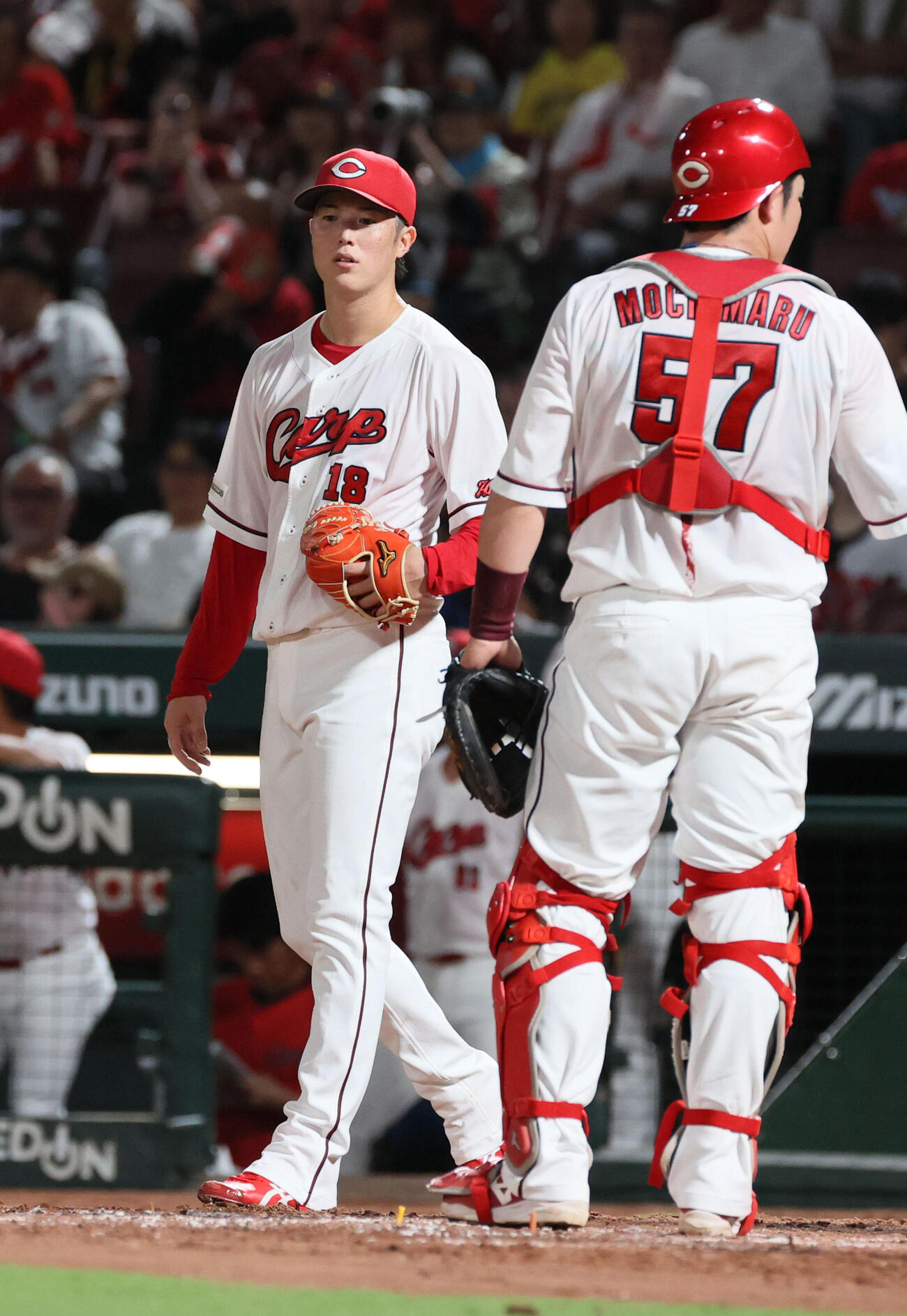 広島対ヤクルト　4回表ヤクルト2死二塁、増田珠に先制左適時打を浴びた森下暢仁（左）（撮影・加藤孝規）