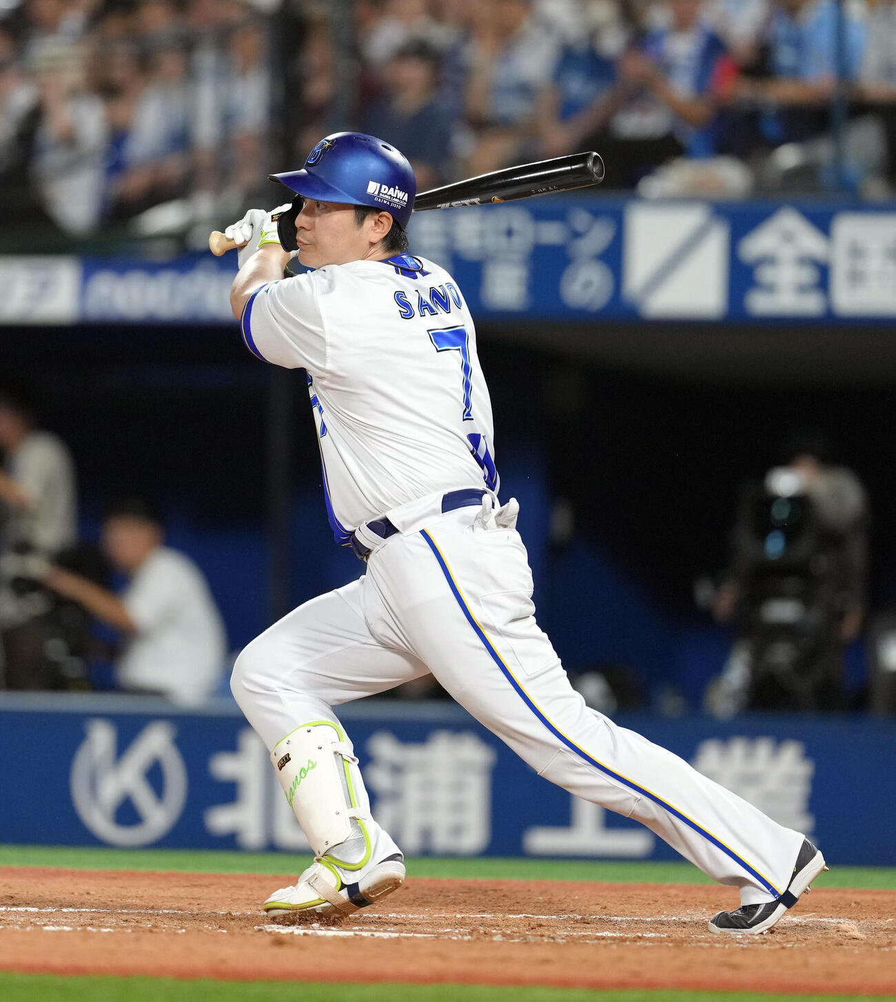 DeNA対中日　8回裏DeNA無死、佐野恵太はチーム初安打となる中前打を放つ（撮影・足立雅史）