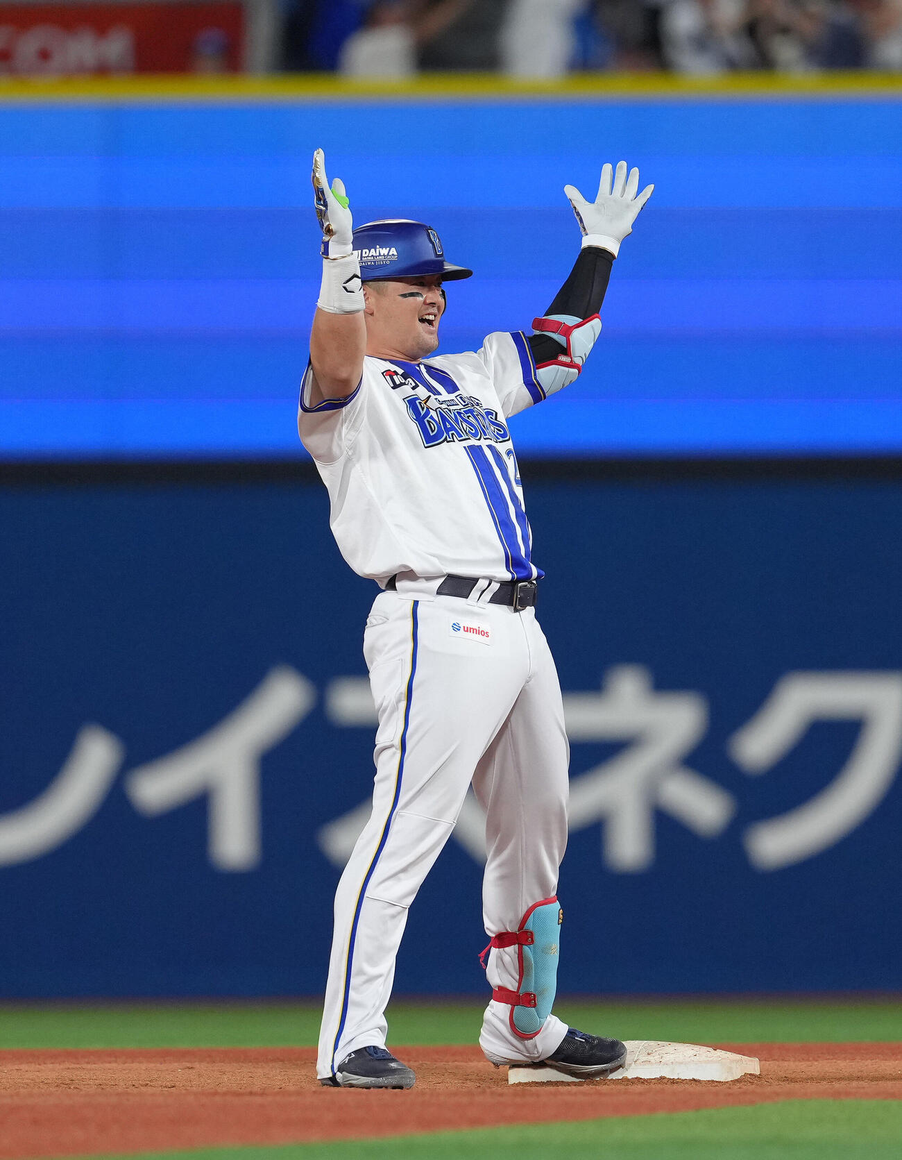 DeNA対中日　8回裏DeNA2死一、二塁、牧秀悟は2点適時二塁打を放ち両手を上げ喜ぶ（撮影・足立雅史）