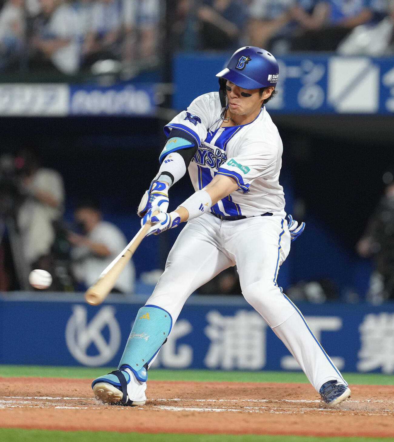 DeNA対中日　8回裏DeNA2死二塁、度会隆輝は右前に同点2点適時打を放つ（撮影・足立雅史）