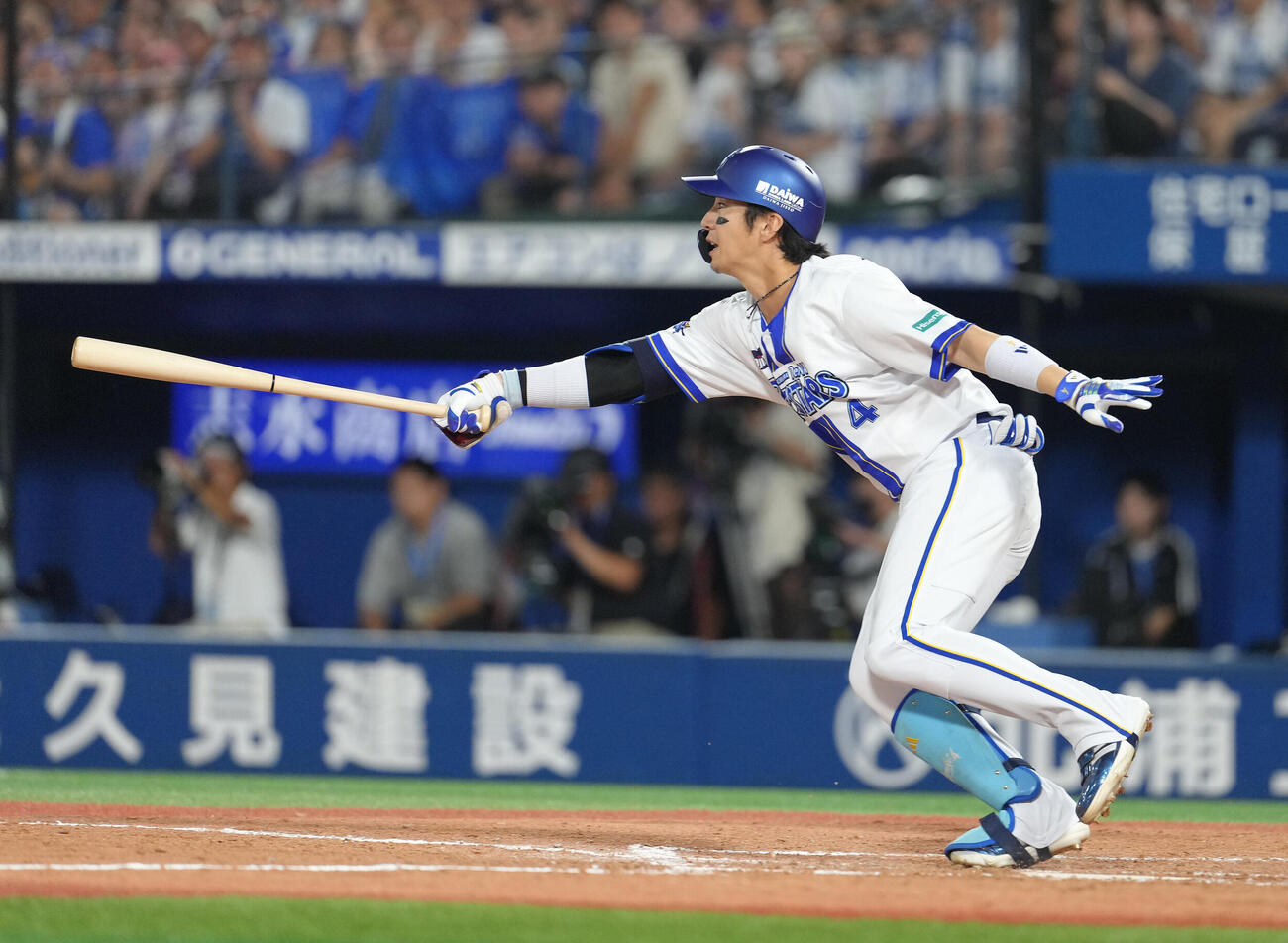 DeNA対中日　8回裏DeNA2死二塁、度会隆輝は右前2点適時打を放つ（撮影・足立雅史）