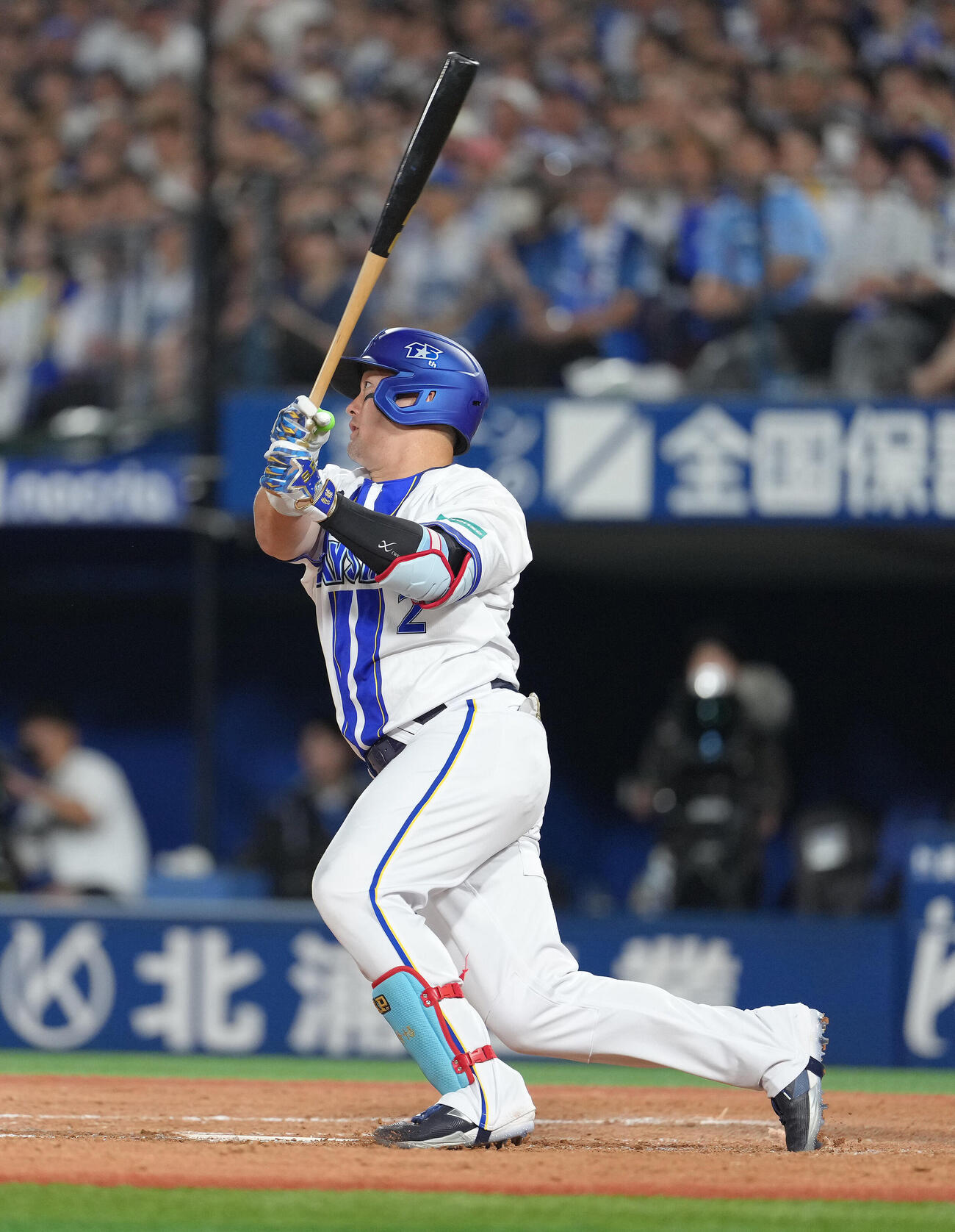 DeNA対中日　8回裏DeNA2死一、二塁、牧秀悟は2点適時二塁打を放つ（撮影・足立雅史）