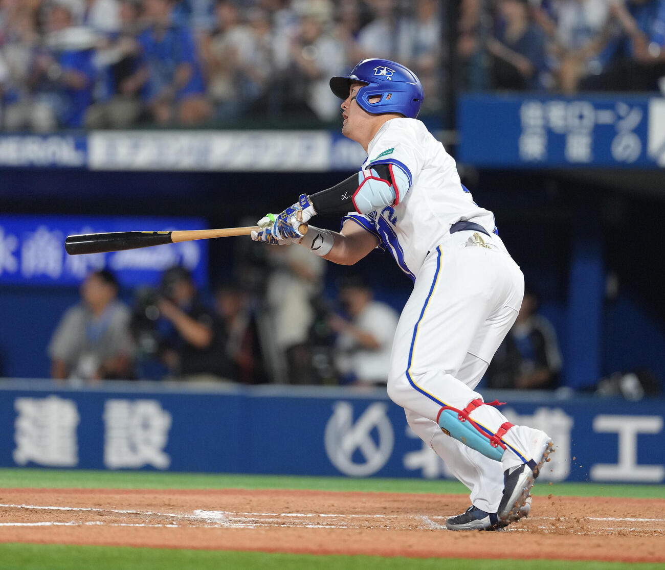 DeNA対中日　8回裏DeNA2死一、二塁、牧秀悟は2点適時二塁打を放つ（撮影・足立雅史）
