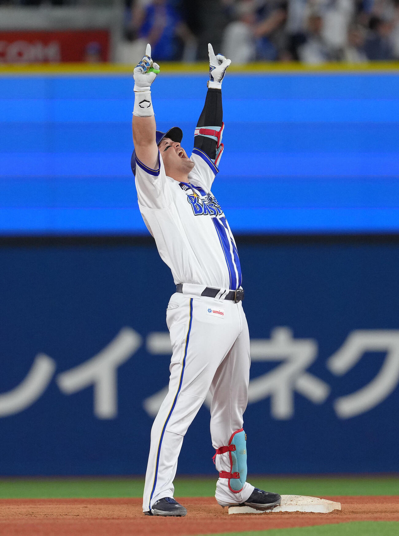 DeNA対中日　8回裏DeNA2死一、二塁、牧秀悟は2点適時二塁打を放ち両手を上げ喜ぶ（撮影・足立雅史）