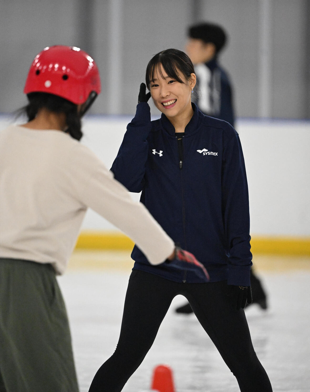 阪神近本光司による「子ども夢応援プロジェクト」が行われ、スケート教室では三原舞依が笑顔で指導する（撮影・和賀正仁）