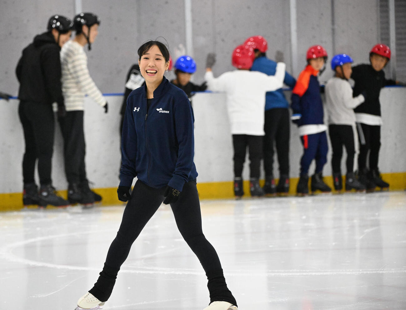 阪神近本光司による「子ども夢応援プロジェクト」が行われ、スケート教室では三原舞依が笑顔で指導する（撮影・和賀正仁）