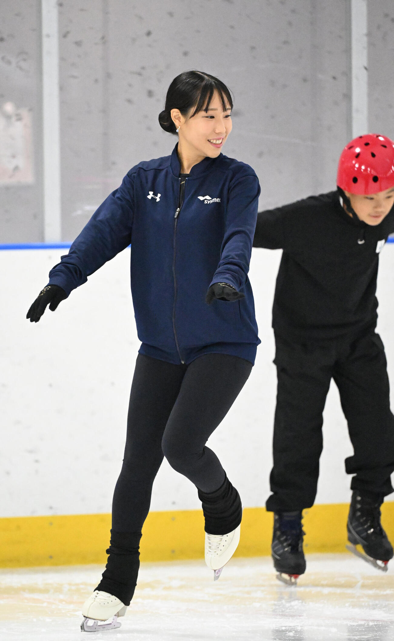 阪神近本光司による「子ども夢応援プロジェクト」が行われ、スケート教室では三原舞依が笑顔で指導する（撮影・和賀正仁）