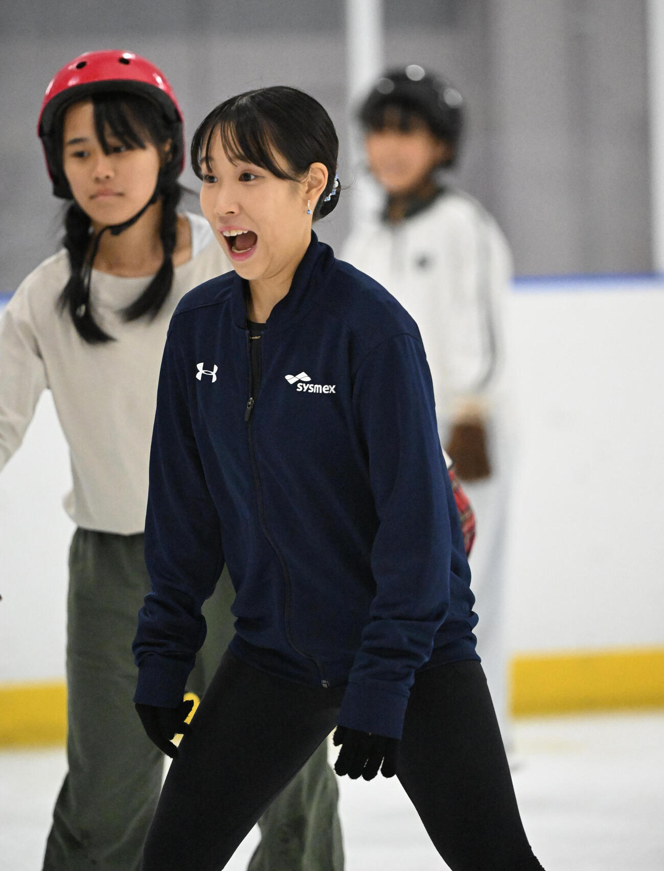 阪神近本光司による「子ども夢応援プロジェクト」が行われ、スケート教室では三原舞依が笑顔で指導する（撮影・和賀正仁）