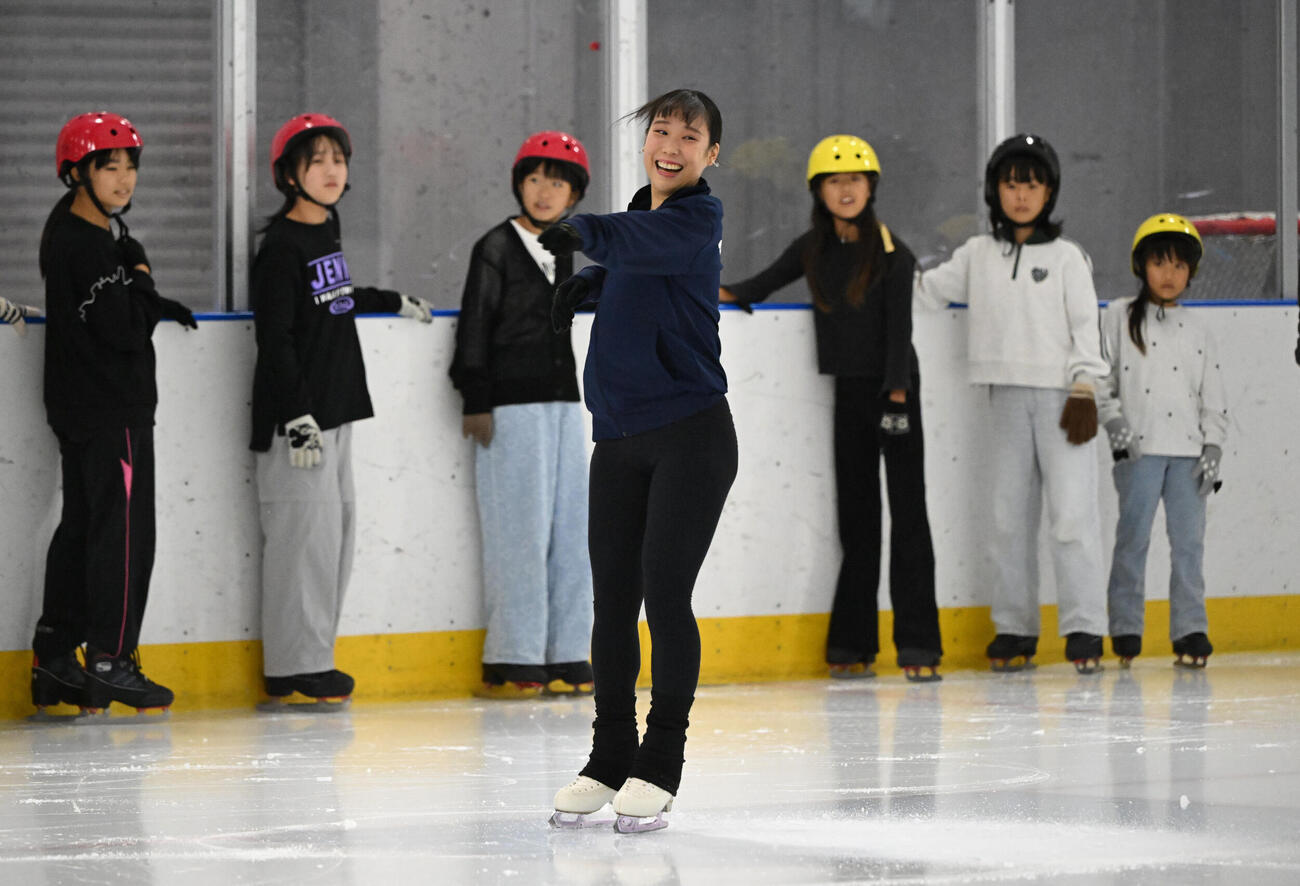阪神近本光司による「子ども夢応援プロジェクト」が行われ、スケート教室では三原舞依が模範演技を披露する（撮影・和賀正仁）