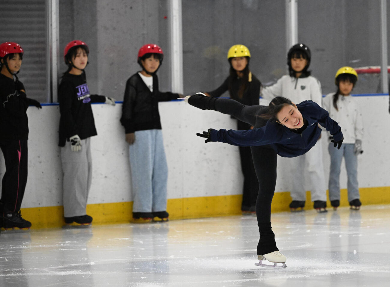 阪神近本光司による「子ども夢応援プロジェクト」が行われ、スケート教室では三原舞依が模範演技を披露する（撮影・和賀正仁）