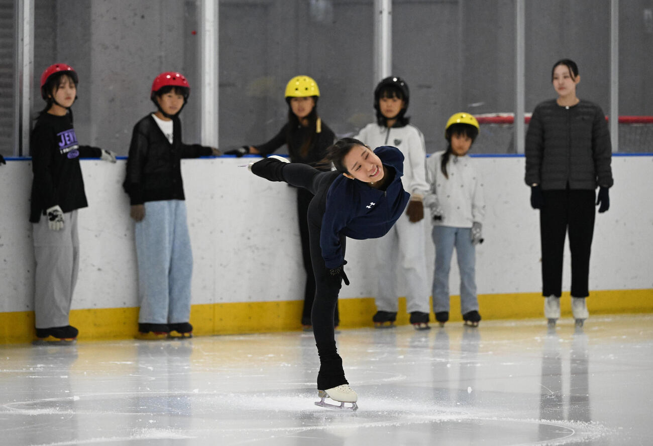 阪神近本光司による「子ども夢応援プロジェクト」が行われ、スケート教室では三原舞依が模範演技を披露する（撮影・和賀正仁）