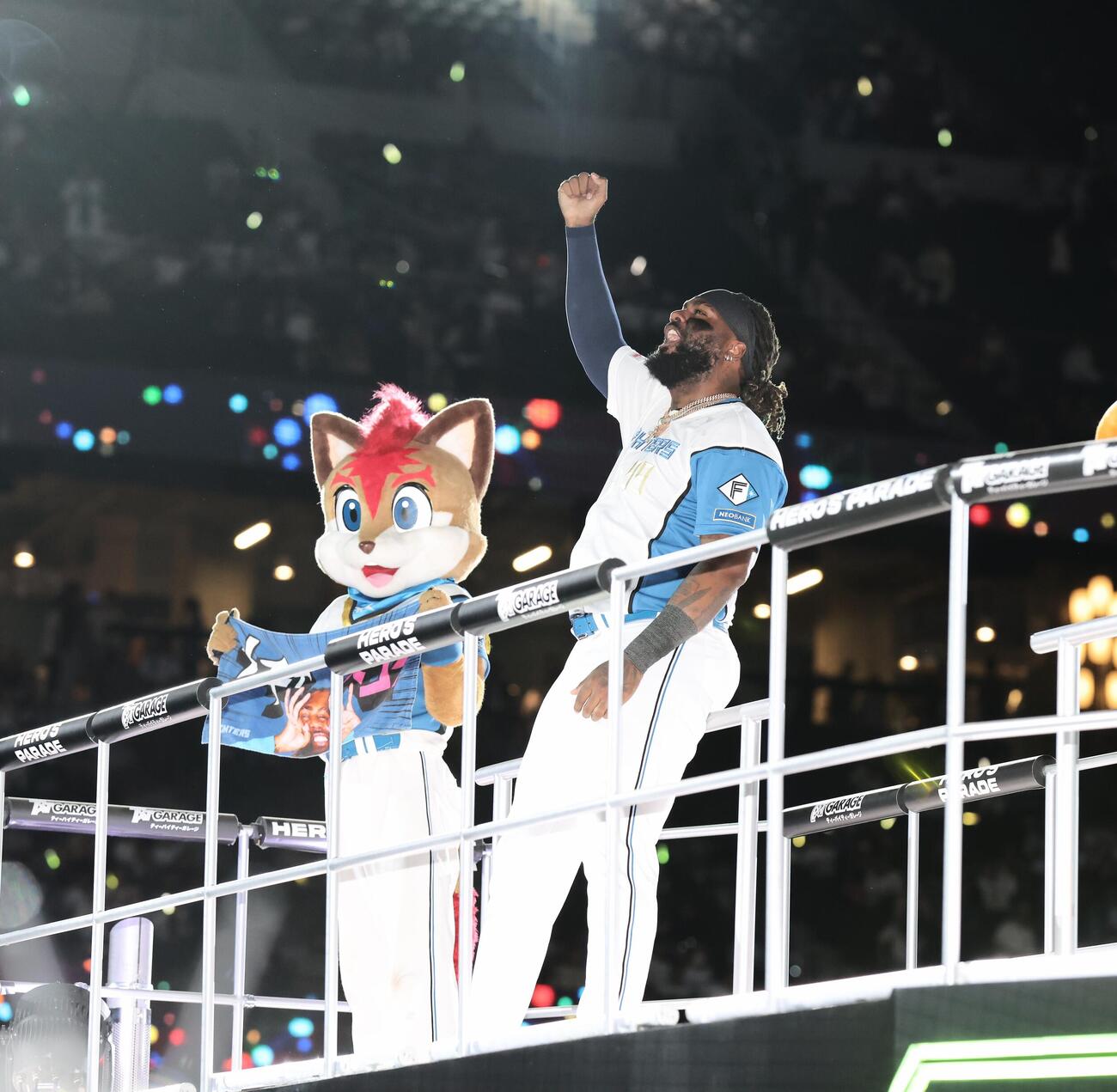 日本ハム対ロッテ　試合後、スタンドの声援に応えるレイエス（撮影・黒川智章）