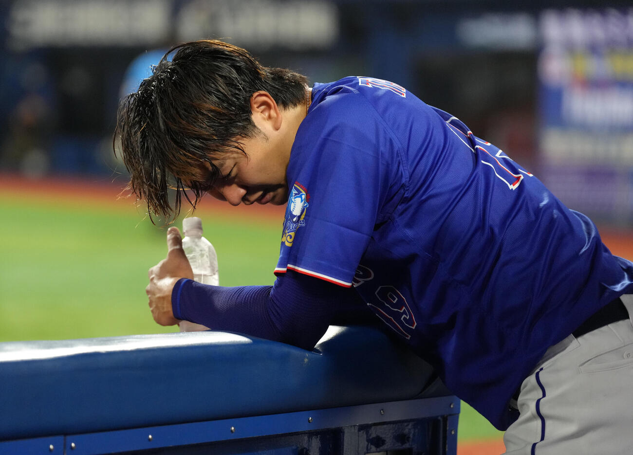 DeNA対中日　8回途中、マウンドを降りベンチで悔しがる中日高橋宏斗（撮影・足立雅史）