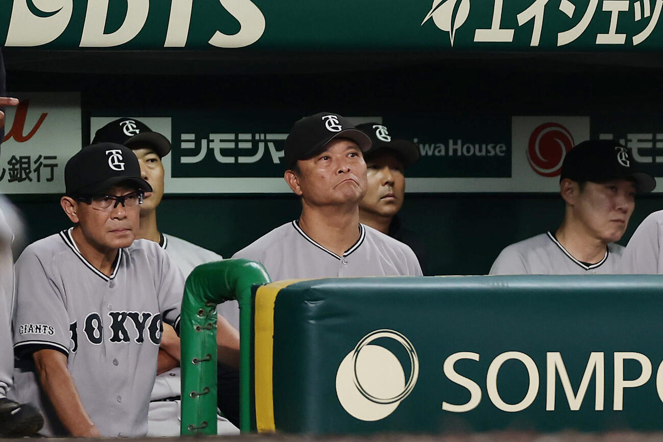 阪神対巨人　9回表巨人2死、厳しい表情で試合を見つめる橋上秀樹監督代行（中央）ら（撮影・前田充）