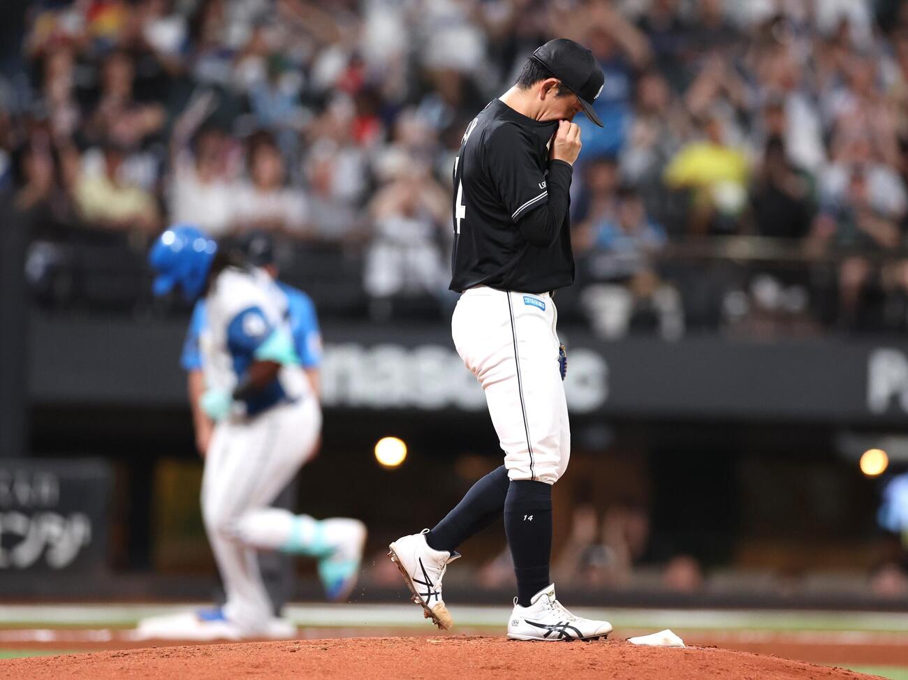 日本ハム対ロッテ　3回裏日本ハム1死一、二塁、レイエスに3点本塁打を浴びる小島和哉（撮影・黒川智章）