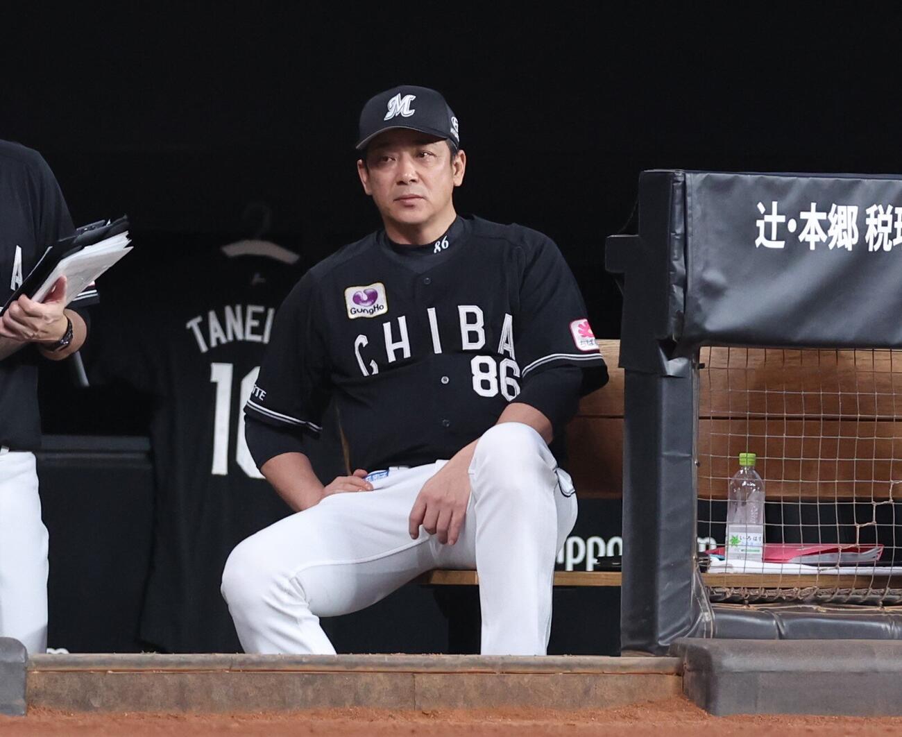 日本ハム対ロッテ　試合を見つめるサブロー監督（撮影・黒川智章）