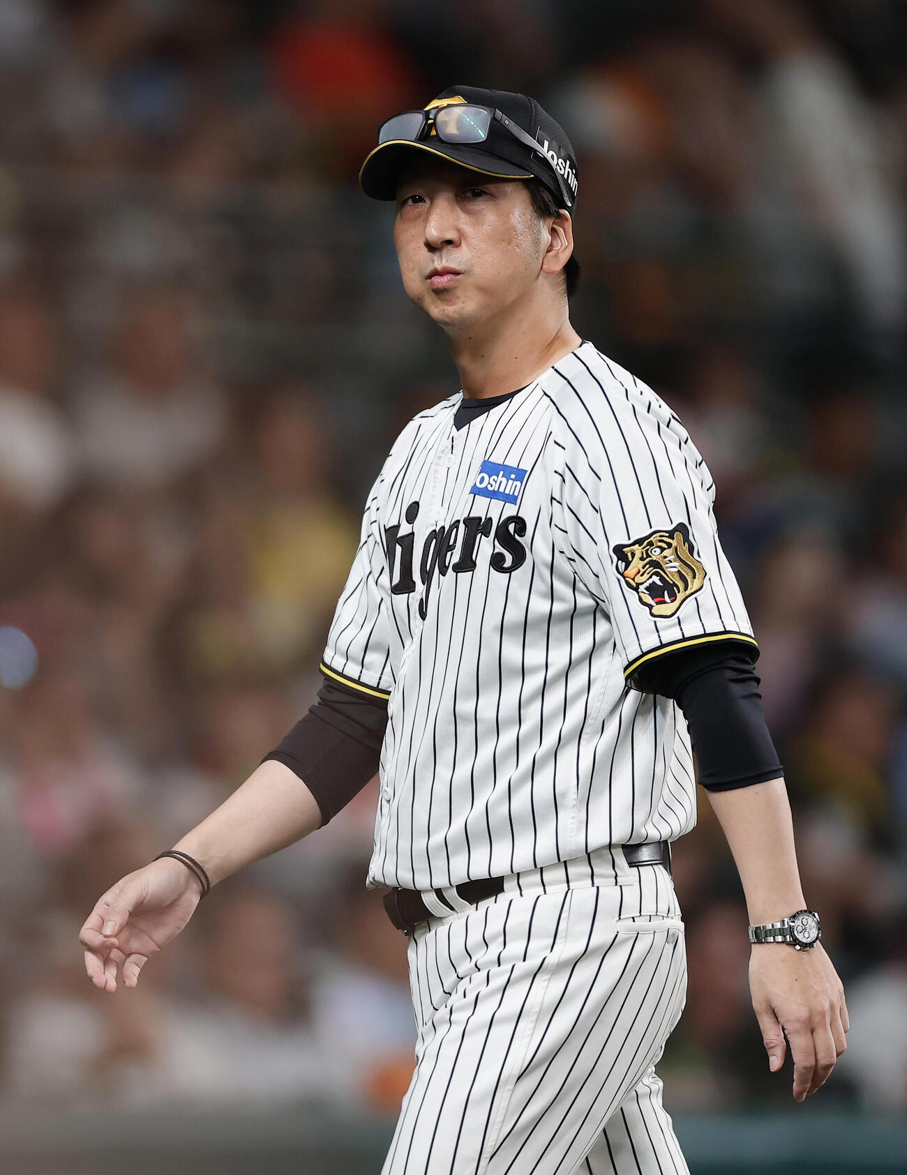 阪神対巨人　7回裏を終え、選手交代を告げた阪神藤川球児監督（撮影・前田充）