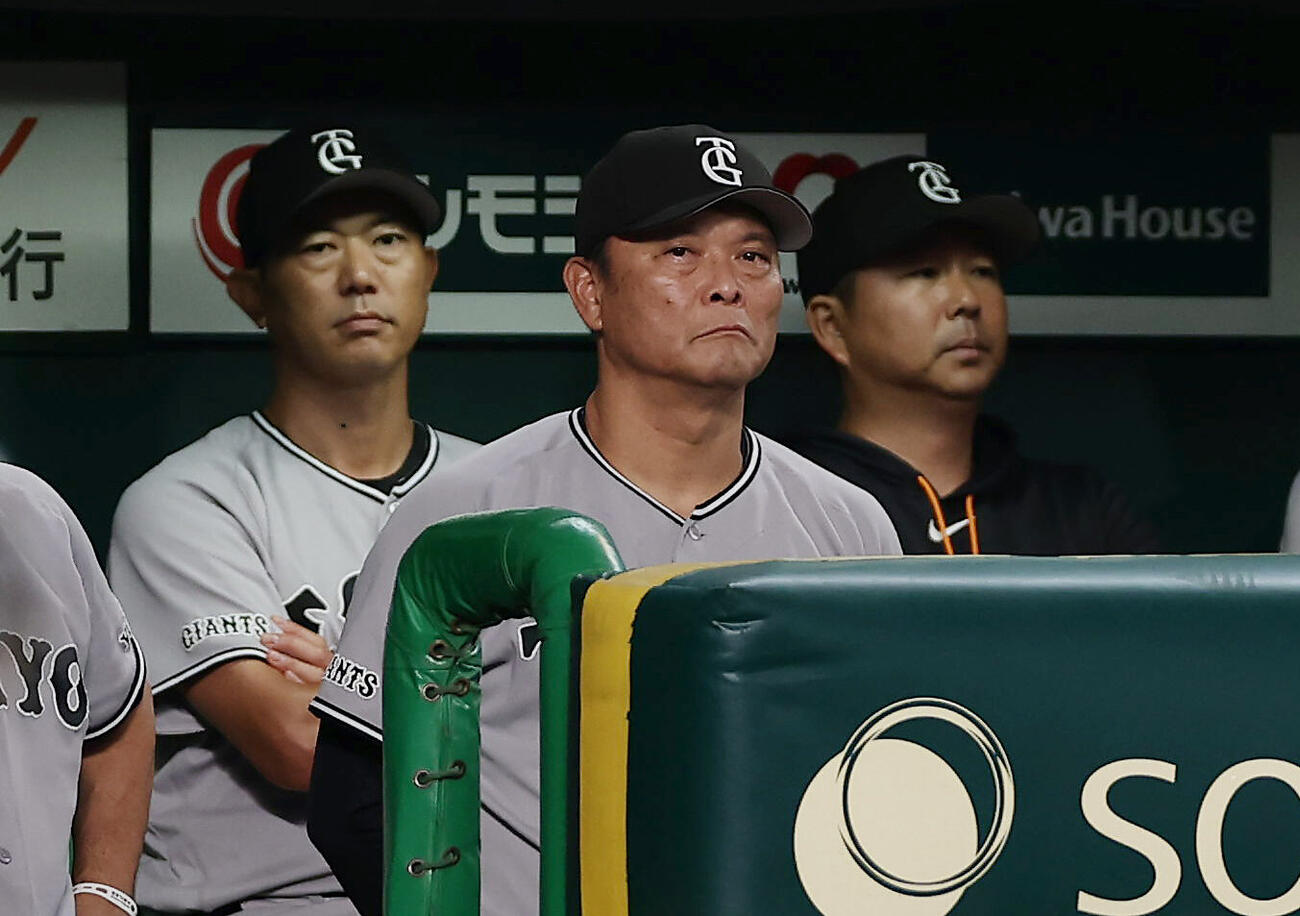 阪神対巨人　6回表、厳しい表情で戦況を見守る巨人橋上秀樹監督代行（中央）ら（撮影・前田充）