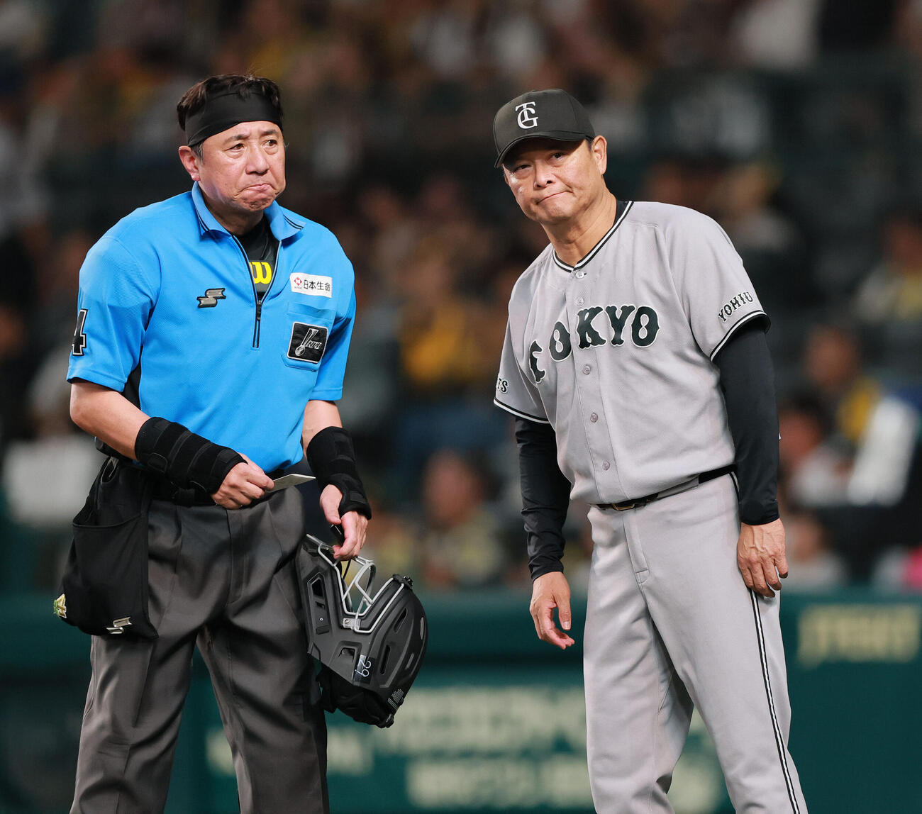 阪神対巨人　4回表を終え、巨人橋上秀樹監督代行（左）は球審に交代を告げる（撮影・上山淳一）