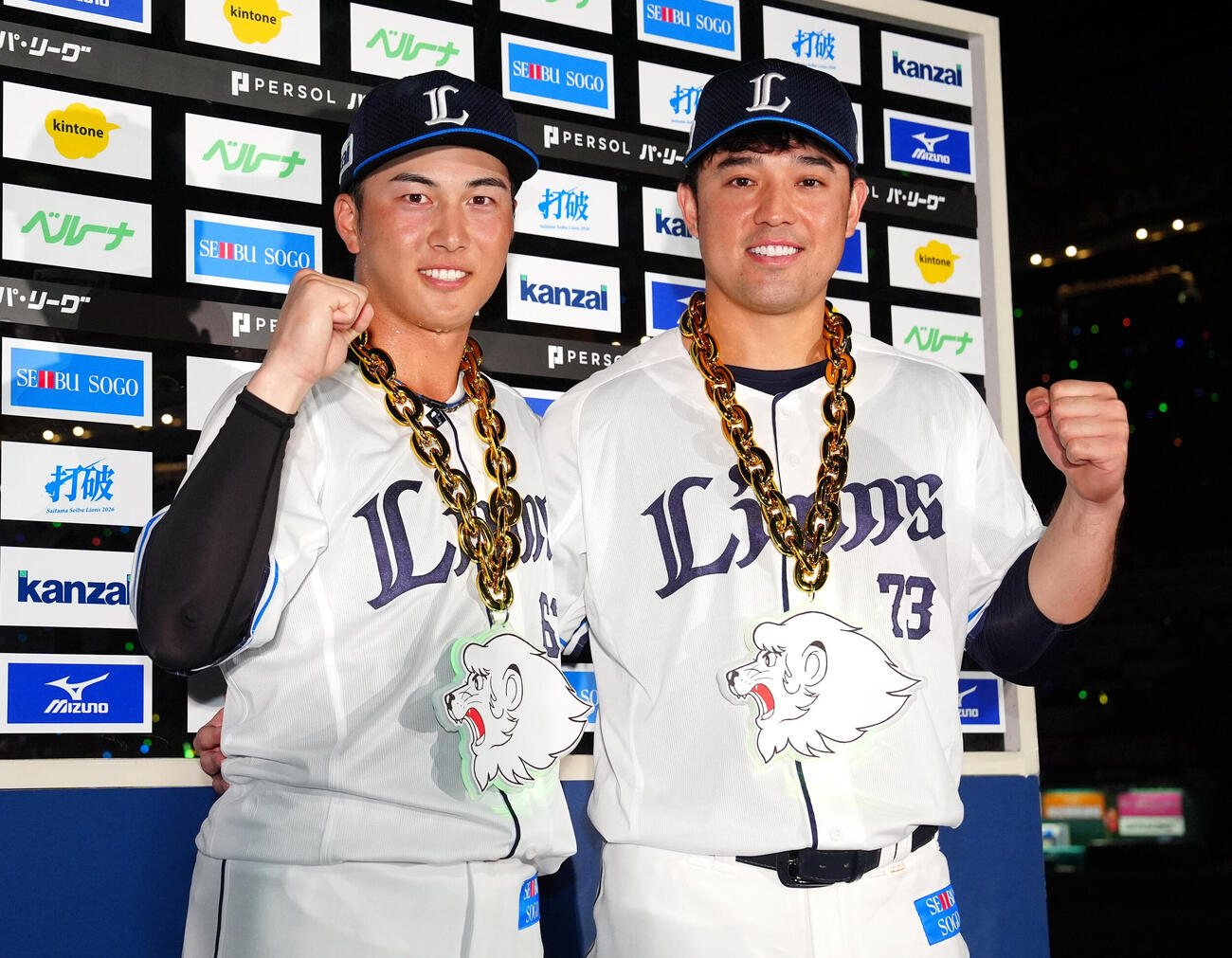 西武対楽天　試合後、お立ち台で写真に納まる西武長谷川信哉（左）と林安可（撮影・江口和貴）