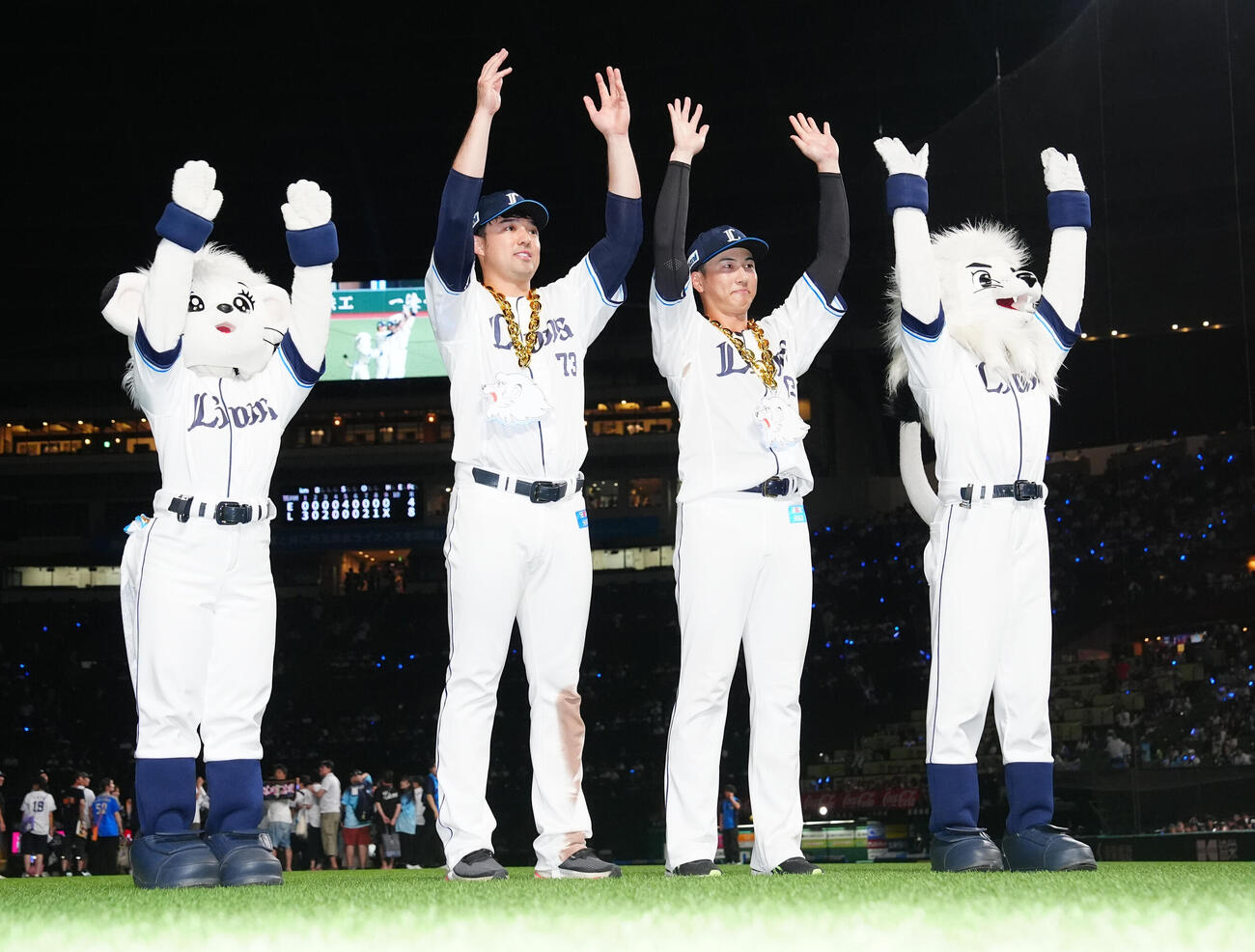 西武対楽天　試合後、ファンと勝利を喜ふ西武長谷川信哉（中央右）と林安可（撮影・江口和貴）