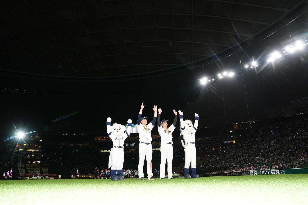 西武対楽天　試合後、ファンと勝利を喜ふ西武長谷川信哉（中央右）と林安可（撮影・江口和貴）