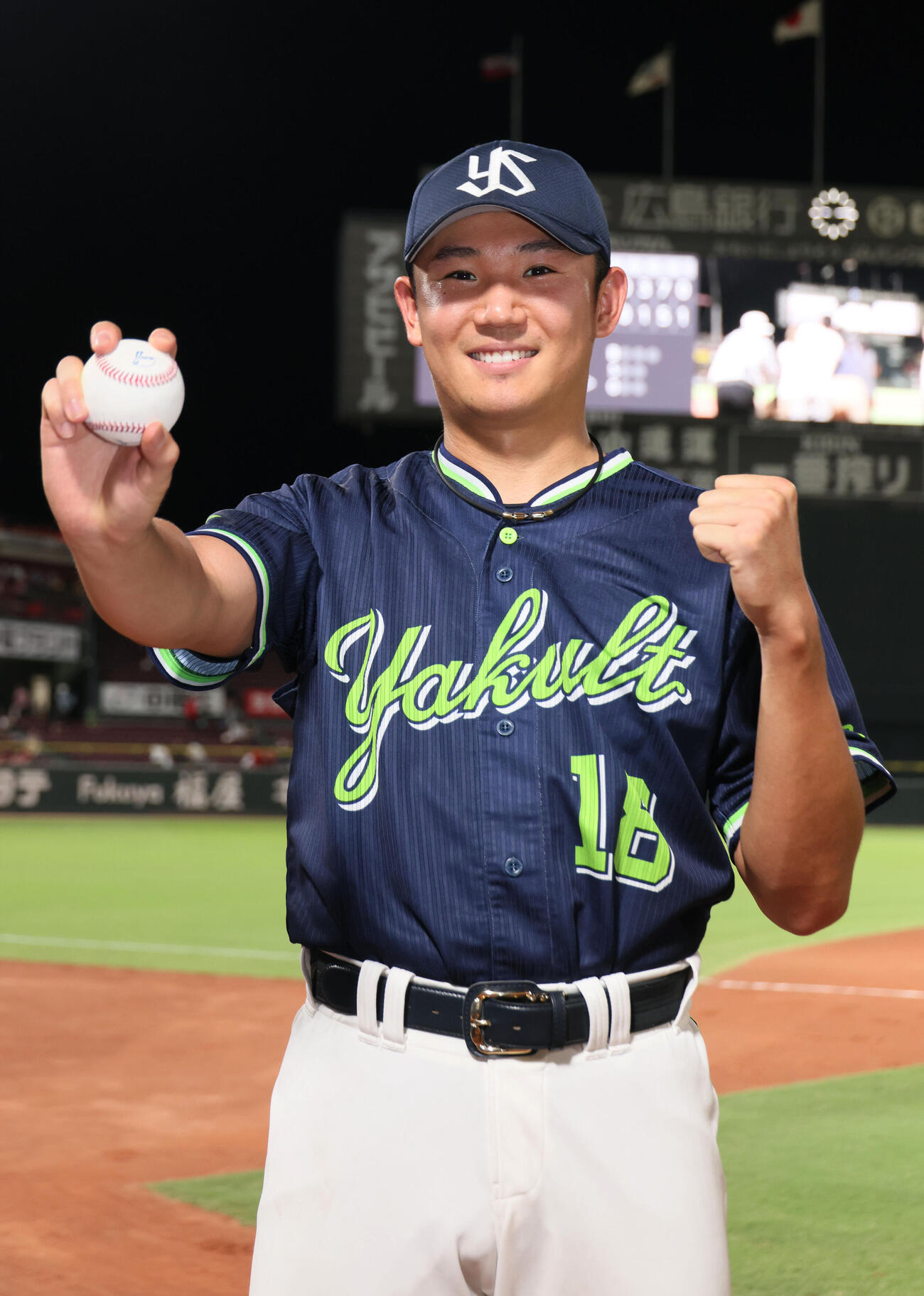 広島対ヤクルト　7勝目を挙げたヤクルト奥川恭伸は、笑顔でガッツポーズ（撮影・加藤孝規）
