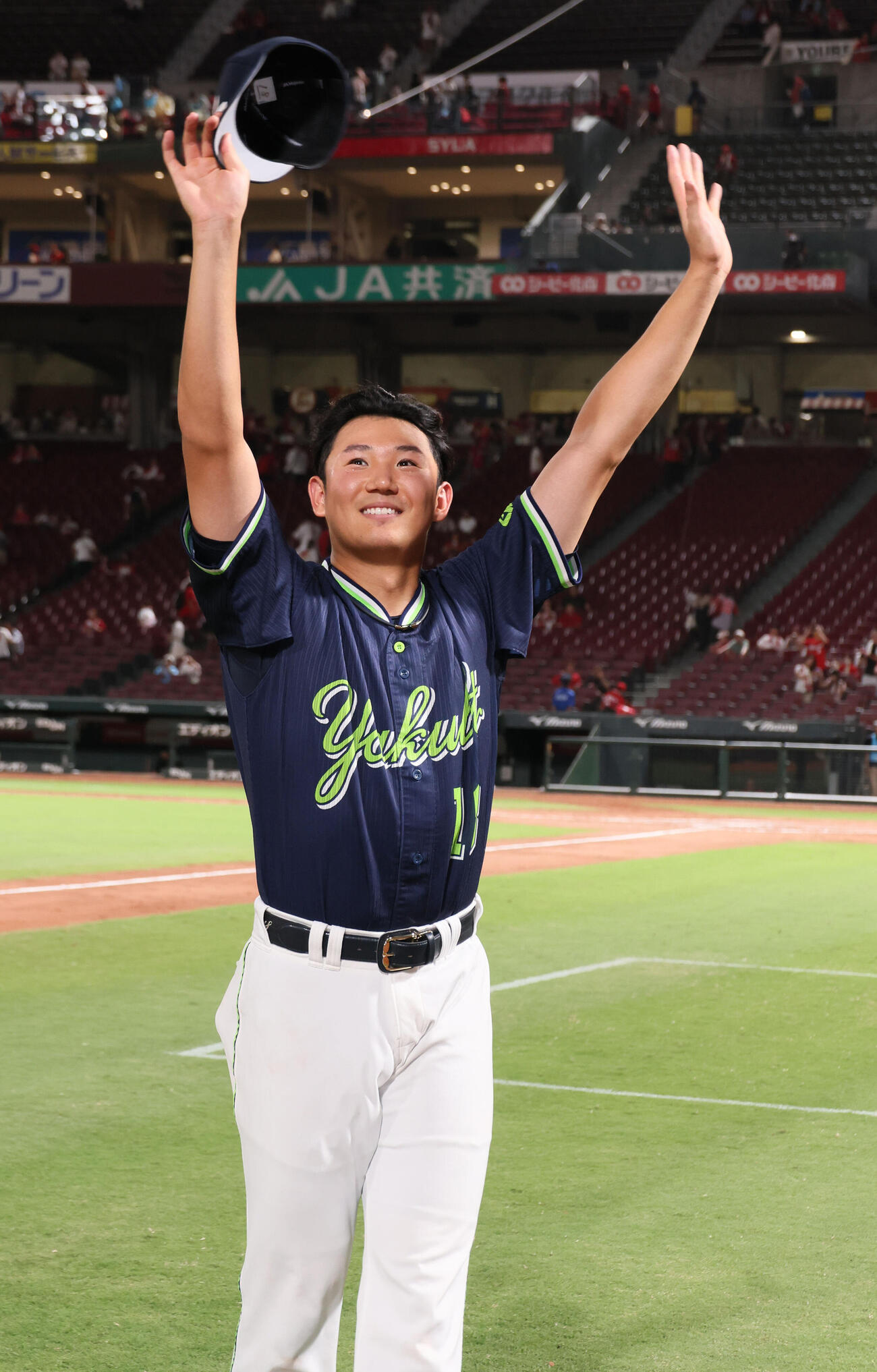 広島対ヤクルト　ファンの声援に応えるヤクルト奥川恭伸（撮影・加藤孝規）