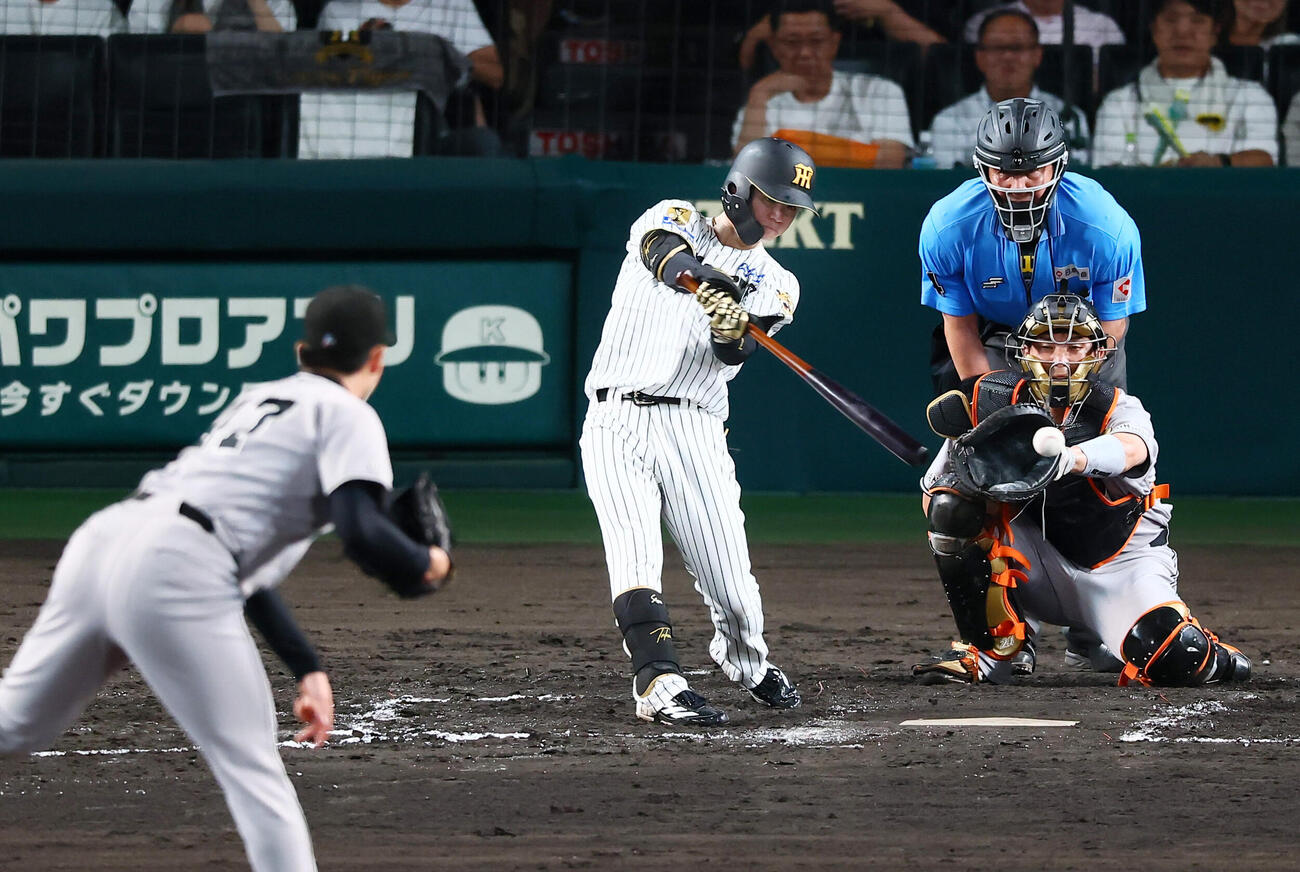 阪神対巨人　7回裏阪神無死、中野拓夢は左前打を放つ。投手森田駿哉（撮影・加藤哉）