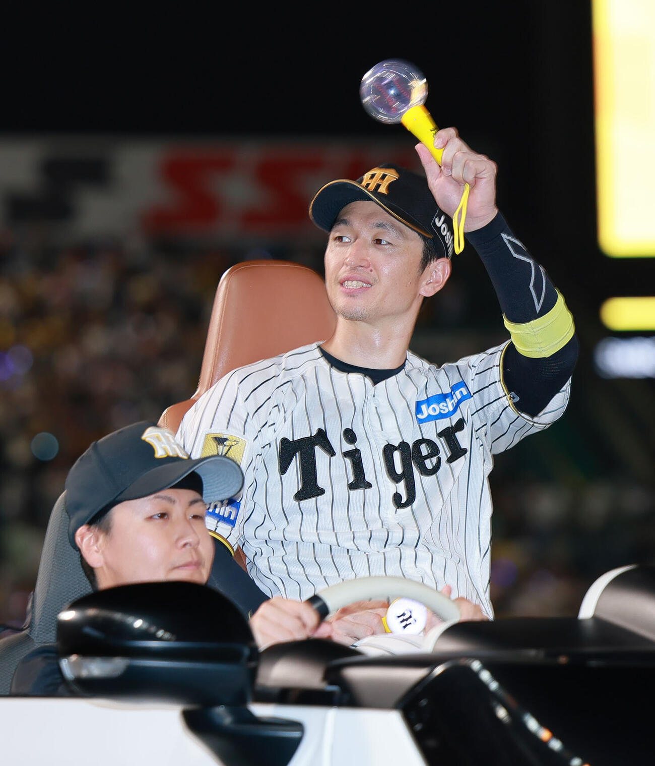 阪神対巨人　ファンの声援に応えるヒーローの阪神近本光司（撮影・上山淳一）