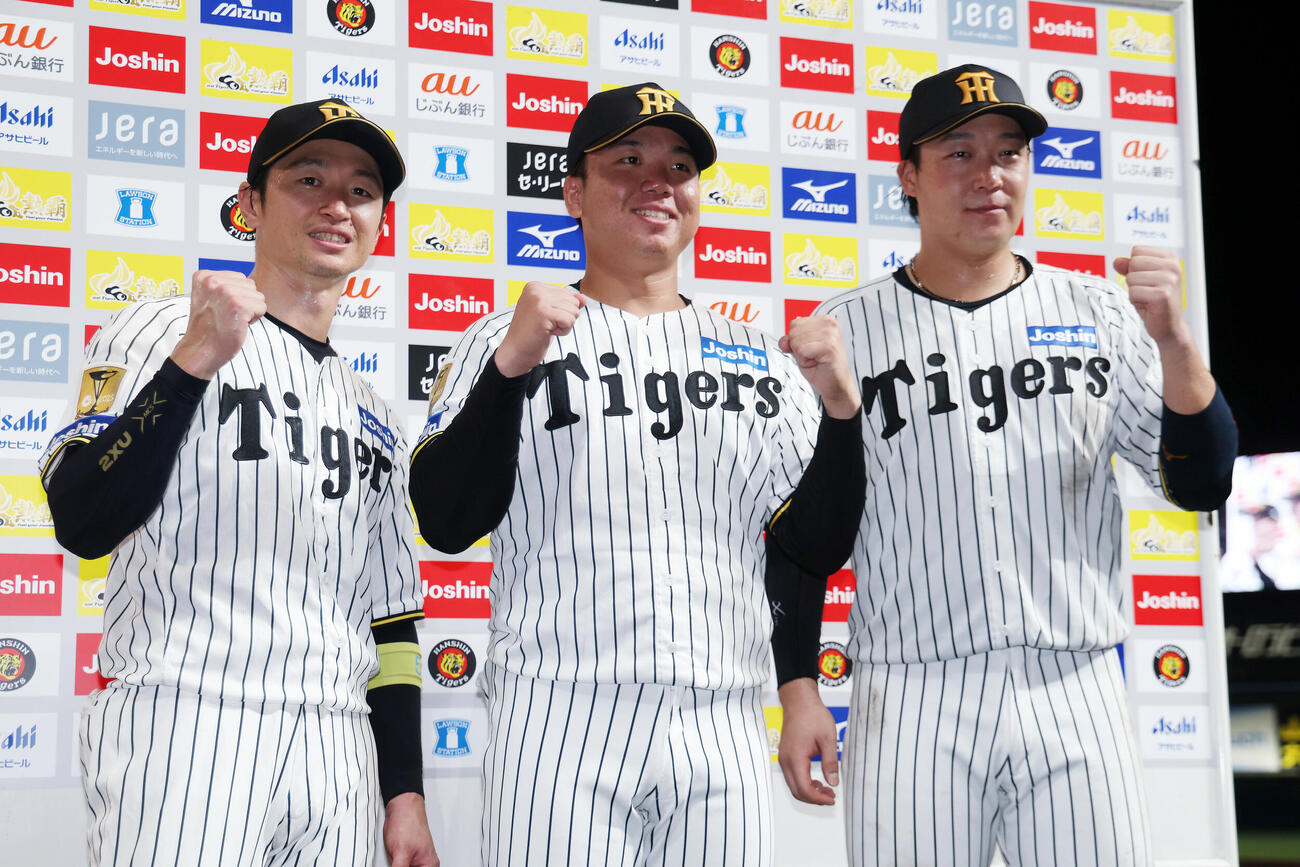 阪神対巨人　お立ち台でガッツポーズする阪神の、左から近本光司、村上頌樹、大山悠輔（撮影・前田充）