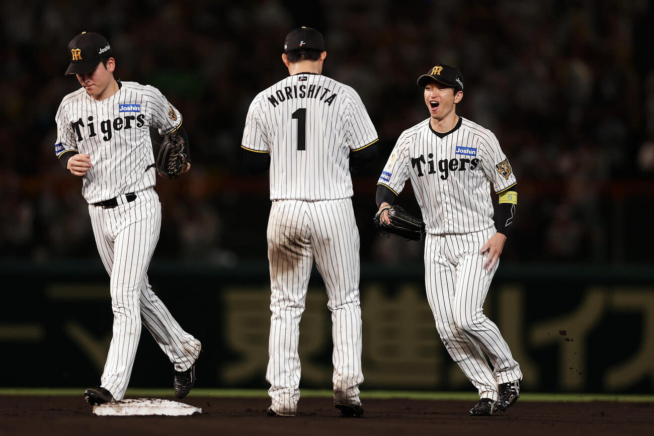 阪神対巨人　巨人に勝利し、笑顔で喜び合う阪神近本光司（右）ら（撮影・前田充）