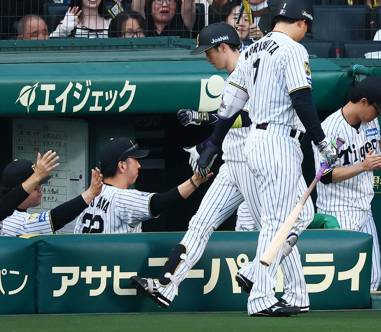 阪神対巨人　1回裏阪神無死、右越えソロ本塁打を放った近本光司はベンチの藤川球児監督（左）とタッチする（撮影・加藤哉）