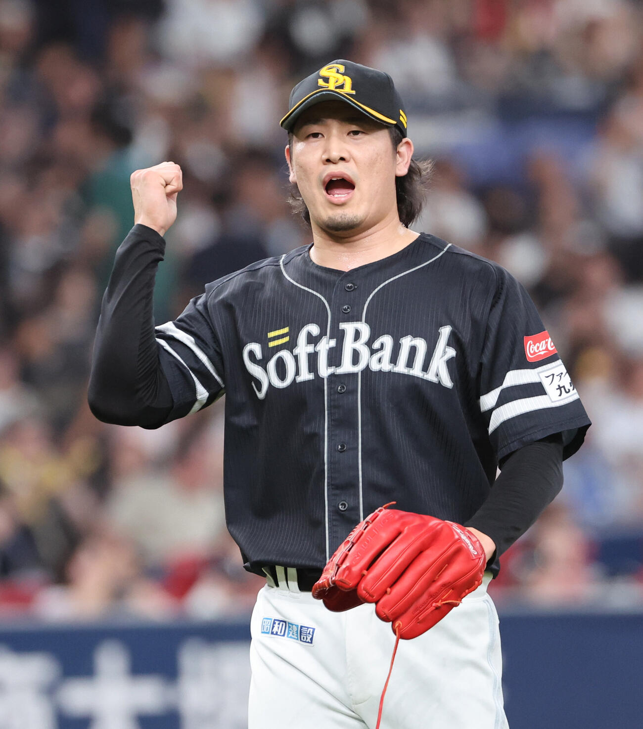 オリックス対ソフトバンク　最後を締めたソフトバンク3番手の杉山一樹は喜びのポーズ（撮影・西尾就之）