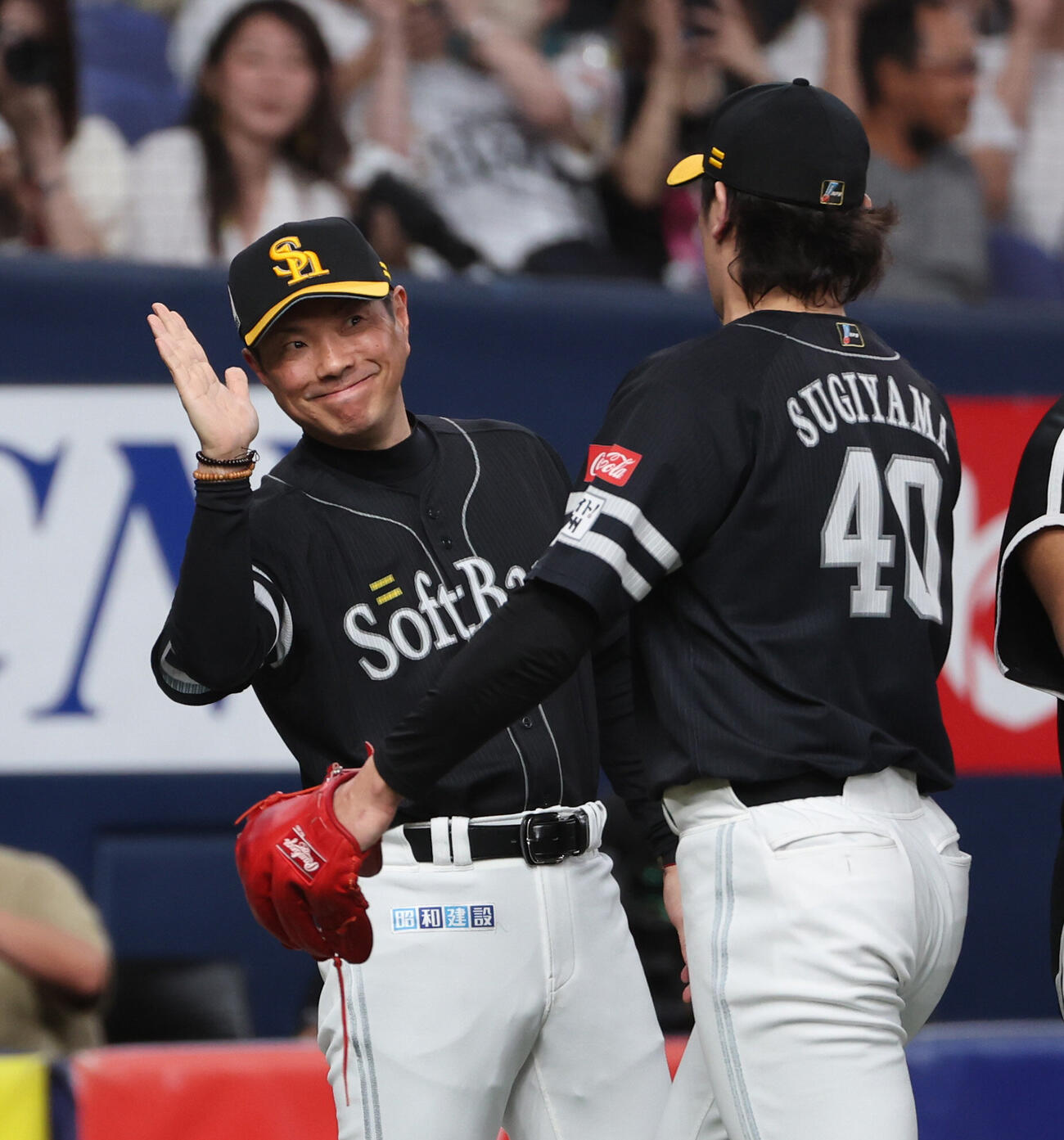 オリックス対ソフトバンク　ソフトバンク小久保裕紀監督は最後を締めた杉山一樹を笑顔で迎える（撮影・西尾就之）