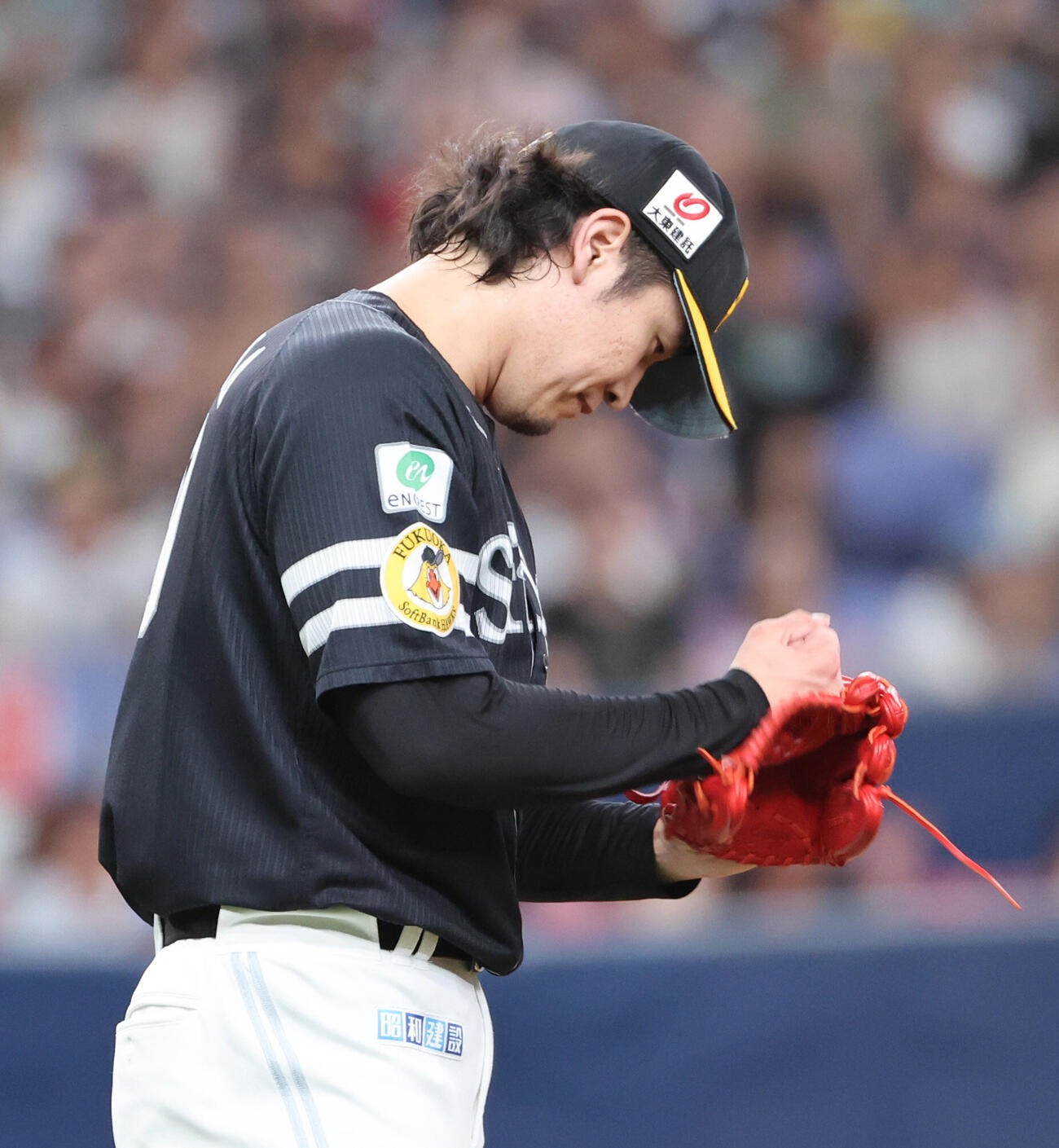 オリックス対ソフトバンク　最後を締めたソフトバンク3番手の杉山一樹はグローブをたたいて喜ぶ（撮影・西尾就之）