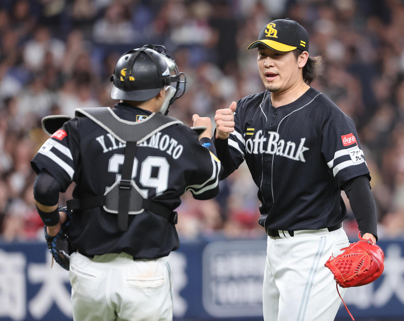 オリックス対ソフトバンク　最後を締めたソフトバンク3番手の杉山一樹は山本祐大捕手と喜び合う（撮影・西尾就之）