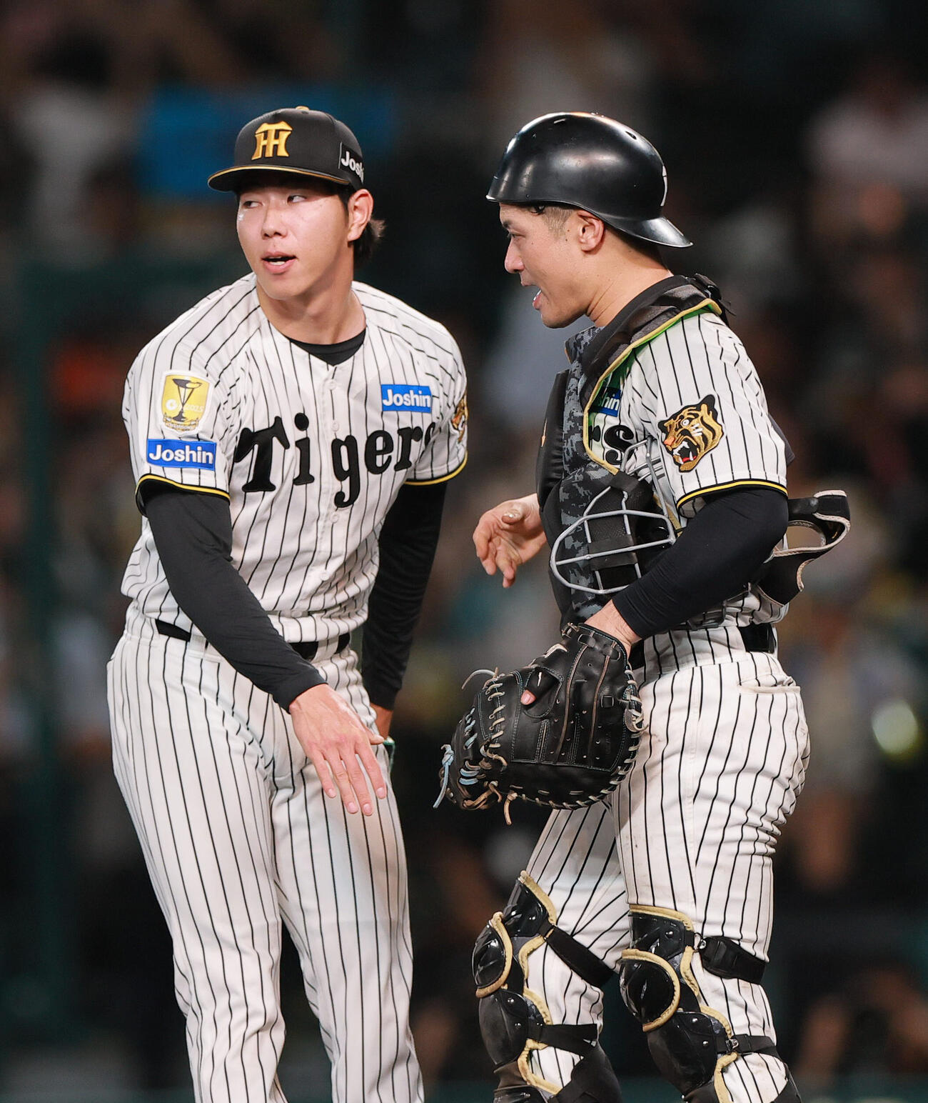 阪神対巨人　巨人に勝利し、試合を締めた工藤泰成（左）は捕手坂本誠志郎とタッチをかわす（撮影・上山淳一）
