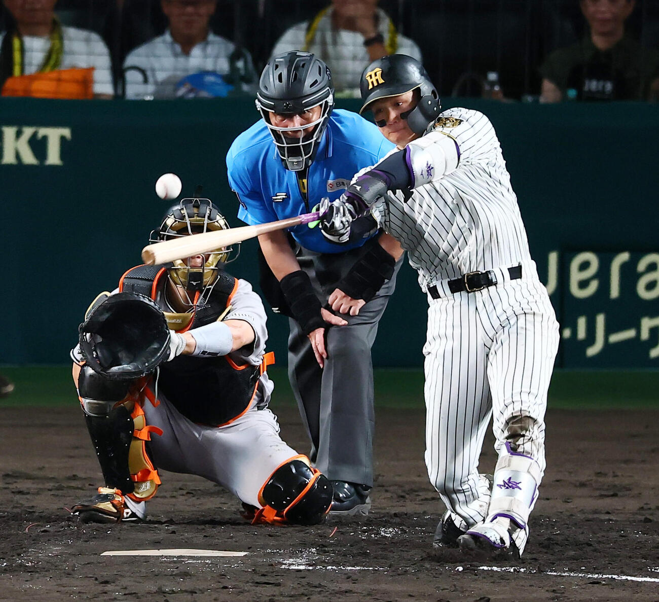 阪神対巨人　5回裏阪神無死、森下翔太は中越え二塁打を放つ（撮影・加藤哉）