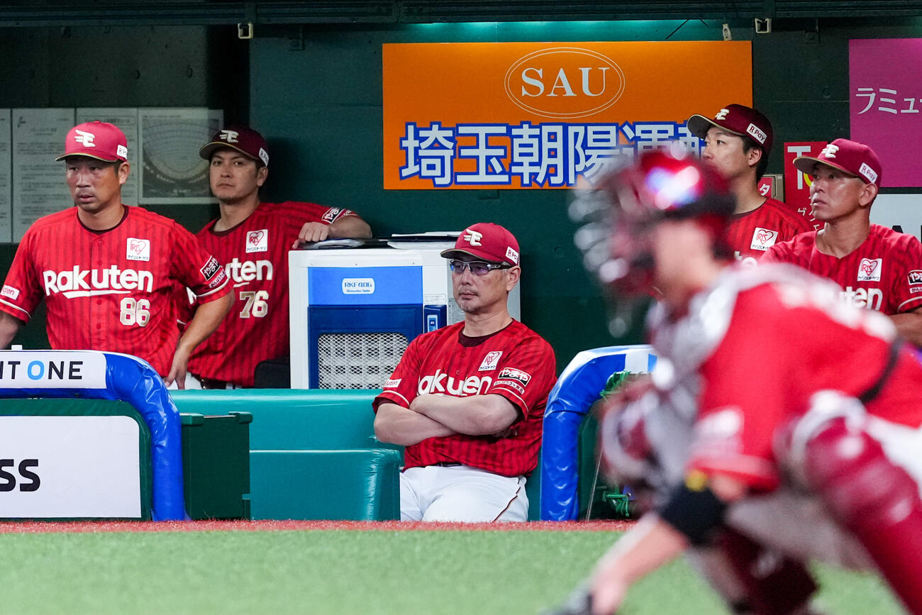 西武対楽天　7回裏、ベンチから戦況を見つめる楽天吉井理人監督（中央）（撮影・江口和貴）