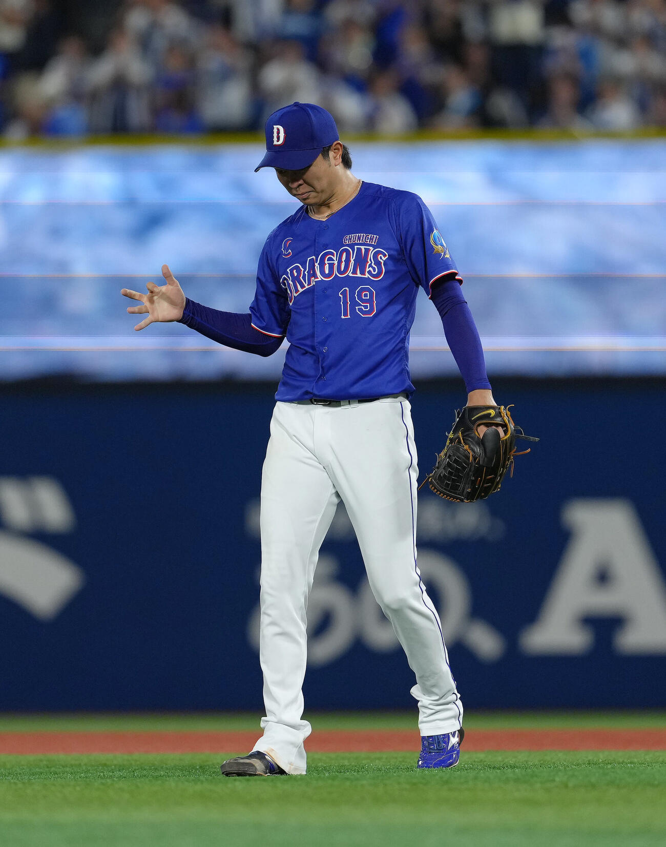 DeNA対中日　8回途中、指を気にする中日高橋宏斗（撮影・足立雅史）
