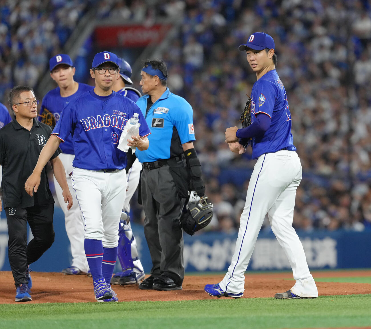 DeNA対中日　8回、治療のためベンチにさがる中日高橋宏斗（右）（撮影・足立雅史）