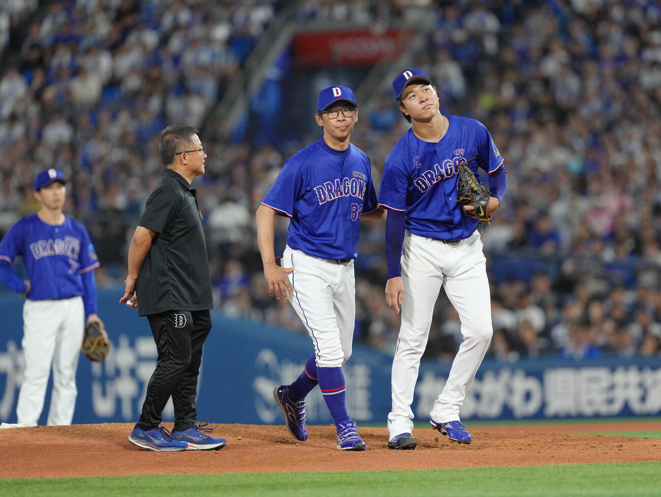 DeNA対中日　8回途中、治療から戻り一度マウンドに上がるも降板する中日高橋宏斗（右）（撮影・足立雅史）