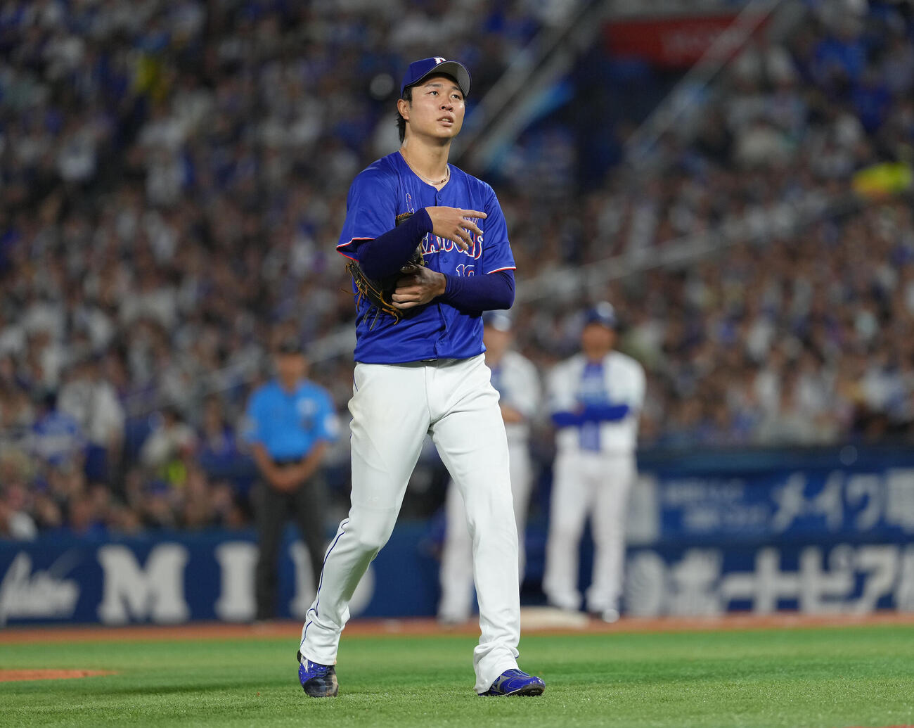 DeNA対中日　8回途中、治療から戻り一度マウンドに上がるも降板する中日高橋宏斗（撮影・足立雅史）